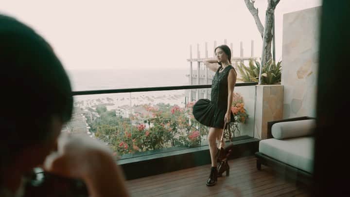 ラライン・シャーのインスタグラム：「Behind the scene of my first virtual fashion experience with LV SS21.   I love how the show walked somewhere between past, present and future: the runway was a visually captivating juxtaposition of green-screen projected film scenes and historic Art Deco architechture.   It’s also reflected in their genderless fluid silhouettes fusing both the masculine and the feminine.   @louisvuitton」