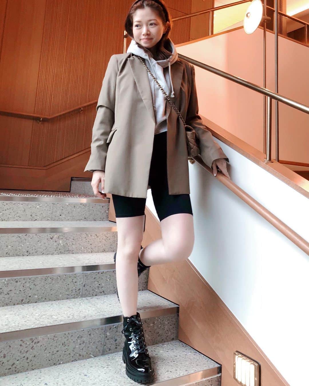 山脇道子のインスタグラム：「涼しくなってきて 秋のファッションが楽しい毎日🍇😋🌾  足元にボリュームのあるスタイルが好きなので @gianvitorossi の光沢のあるブーツが 最近のヘビロテアイテム💡  #Gianvitorossi #ジャンヴィトロッシ #MyGianvito #GianvitoFW20」