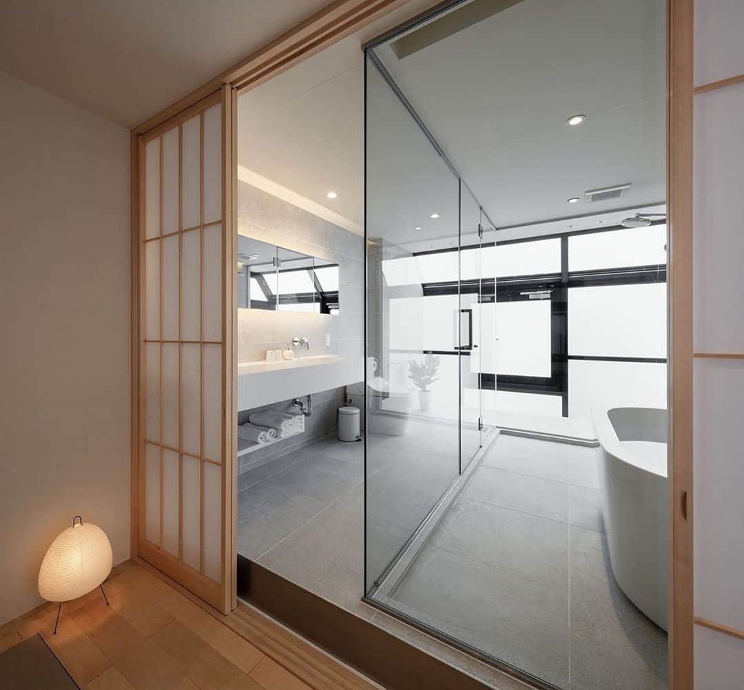 ミサオケンチクラボさんのインスタグラム写真 - (ミサオケンチクラボInstagram)「ゲストハウス『時時』浴室 ・ ３階の障子をあけると、開放感のあるガラス張りの『浴室』が現れます。 既存の窓やトップライトを利用して、露天風呂のような雰囲気を味わうことができるようデザインしています。 ・ 写真：福澤昭嘉 ・ #シンプル #モダン #住宅 #注文住宅 #デザイン #ミニマル #家 #建築 #建築家 #建築家住宅 #設計事務所 #architect #architecture #design #ゲストハウス #ホテル #旅館 #宿泊 #リビング #リビングルーム #畳 #インテリア #大テーブル #ガラス張り浴室 #店舗 #暮らしを楽しむ」10月9日 20時32分 - misaoarc