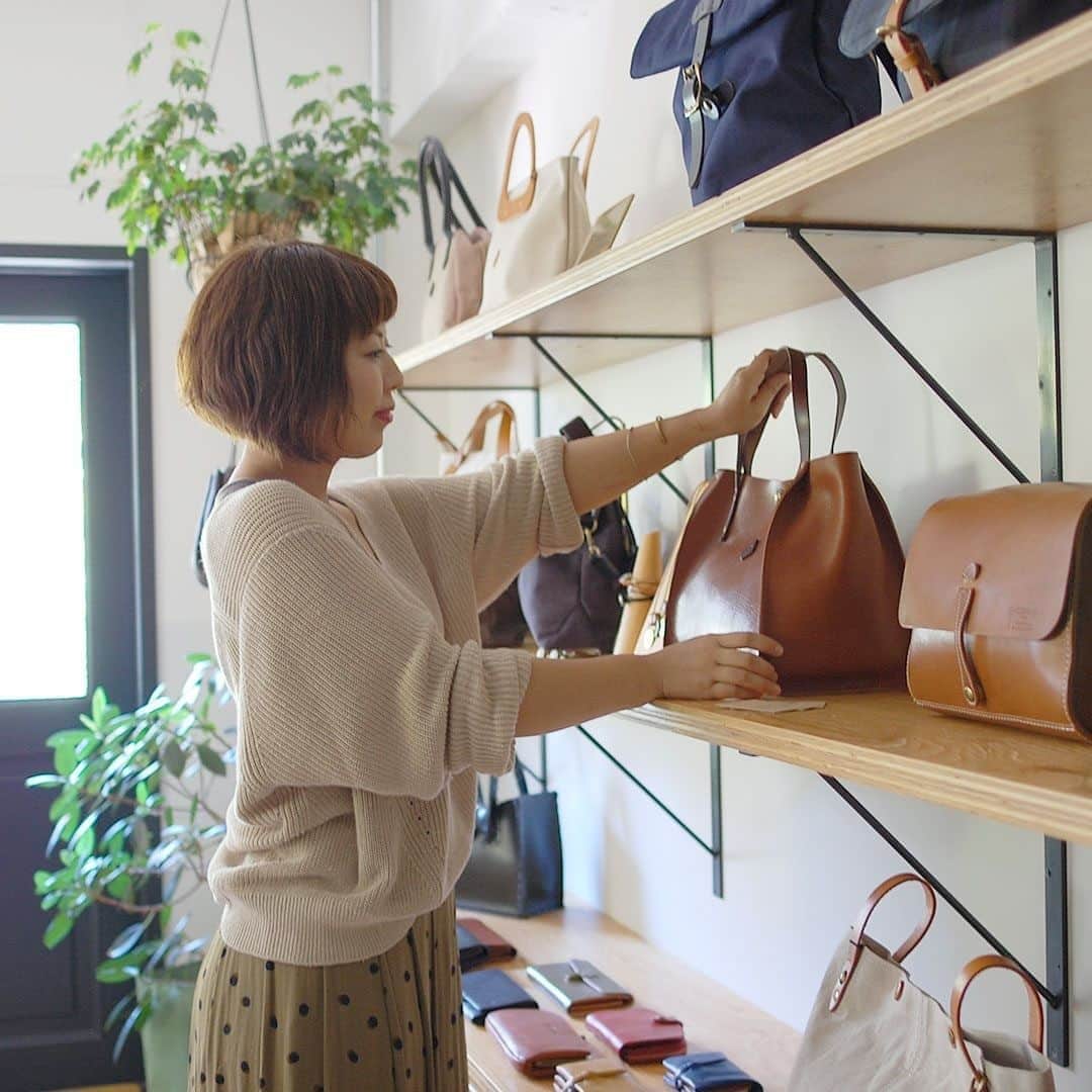 CLEDRAN_JAPANさんのインスタグラム写真 - (CLEDRAN_JAPANInstagram)「東京店の店舗販売スタッフを募集しています。ご応募お待ちしております。  【東京店店舗販売アルバイトスタッフ】 店頭で商品の魅力やストーリーを伝えながら、お客様と商品との出逢い・お付き合いをサポートするお仕事です。 鞄や革小物がお好きな方、一緒にお店づくりをしてくださる方、実務未経験の方も安心してご応募ください。  ＼詳細はサイトに掲載 ／ CLEDRAN online store▷@cledran_japanプロフィールページURL▷LADIES or MEN'S▷TOPICS▷CLEDRAN RECRUIT or LADIESサイトのRECRUITページで！  ＼インスタからのご質問もOK ／ 東京店 @cledran_tokyo  -------------------------- #cledran #クレドラン #Cledran_japan」10月9日 20時32分 - cledran_japan