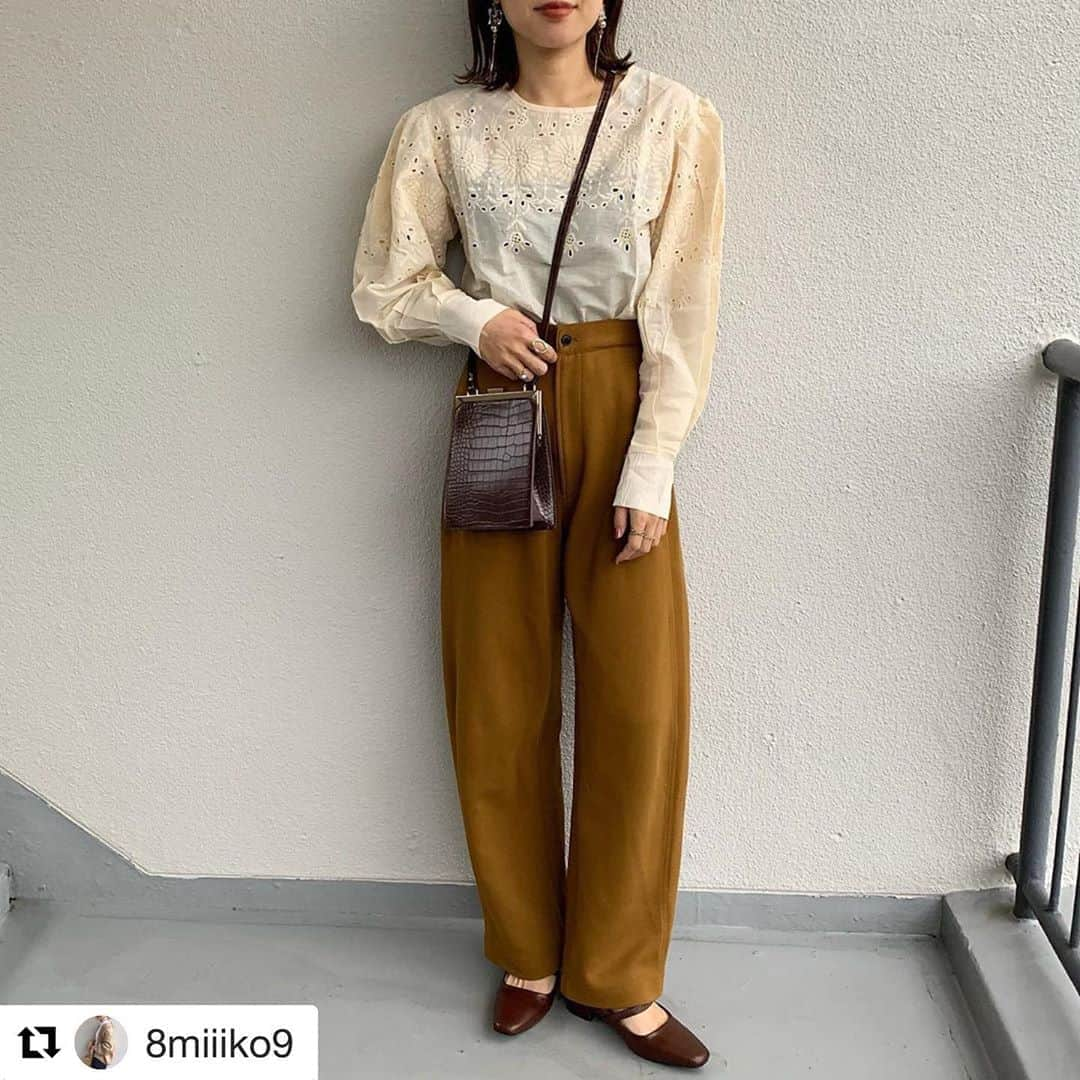 ショップにこにこさんのインスタグラム写真 - (ショップにこにこInstagram)「#Repost @8miiiko9 with @get_repost ・・・ * #code ☺︎ * * #ブラウス @rondy.selectshop  カーブジャージーパンツ @uniqlo_ginza  #スクエアバッグ @shopnikoniko  #ストラップパンプス @miniajp  * * * ブラウスたまらん 大好きと可愛いが詰まってるよね😽⸜🌷︎⸝‍  @rondy.selectshop  * * がま口クロコスクエアバッグ @shopnikoniko   ＼ZOZOTOWN店限定！／ 10/13(火)11:59までのタイムセール  4,399円 → 2,999円 とお得⚐ﾞ✨ * * * #fashion #シンプルコーデ #プチプラコーデ #大人カジュアル #韓国ファッション #minia #秋コーデ #uniqlo #ユニクロ #ユニクロコーデ #ワントーンコーデ #rondy  #ショップにこにこ_zozotown」10月9日 20時33分 - shopnikoniko