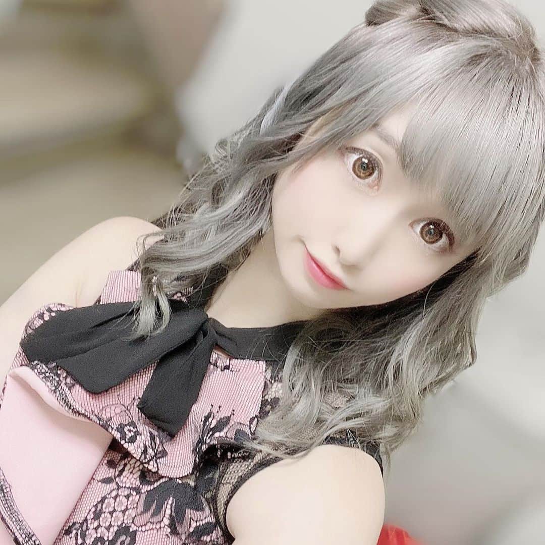 うららのインスタグラム：「出勤したよ🥰 生憎の雨だけど会いに来てくれると喜びます☺️  #新宿 #歌舞伎町 #歌舞伎町キャバ嬢 #キャバ嬢 #キャバ #キャバクラ #六本木 #お酒 #お酒好きな人と繋がりたい #お酒好き女子 #酒 #ピンク #シルバー #派手髪 #派手髪女子」