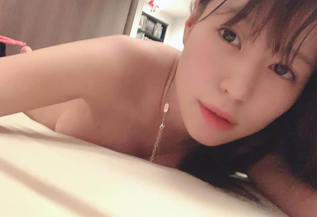 及川麗のインスタグラム：「お風呂上がり❤️  一緒に寝よ。。。？  イベントあるよっ❤️よろしくね↓↓↓ DVD『最恋』発売記念イベントが10/17(土)18時から東京・秋葉原の書泉ブックタワー9Fで開催 shosen.co.jp/event/143255/  #asiangirls #グラドル #グラビアアイドル #性感 #グラビアイベント」