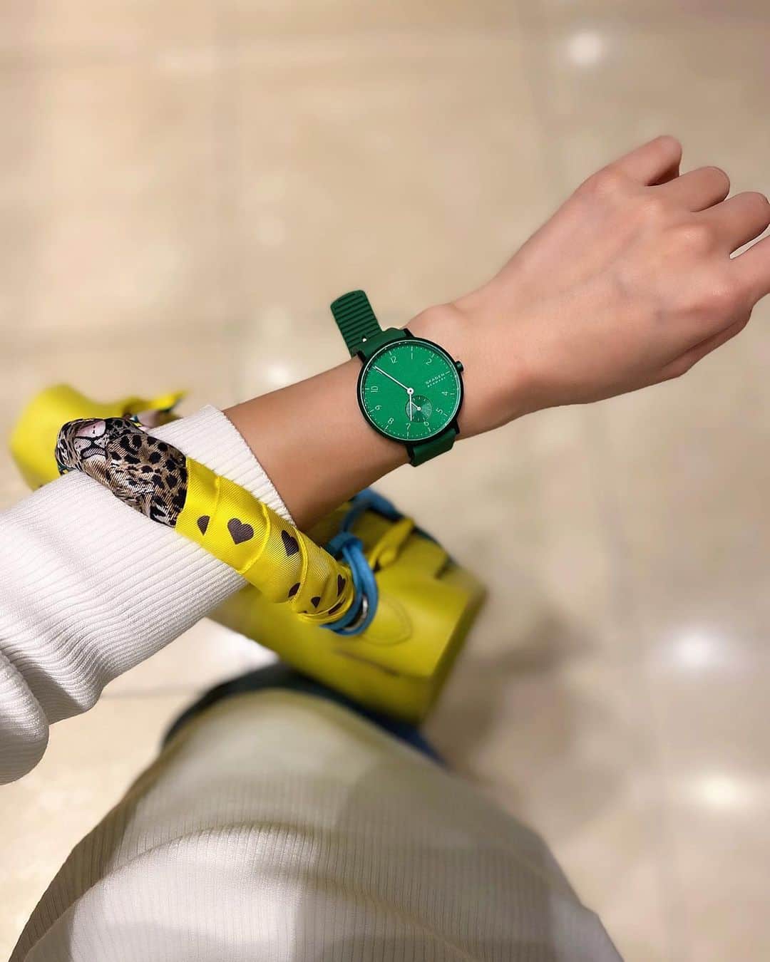 冨張愛さんのインスタグラム写真 - (冨張愛Instagram)「Green watch⌚️ * Amazon のPRとして プライムデーのセール対象商品である時計を頂きました。[スカーゲン] 腕時計 AAREN SKW2804 グリーンは POPな色味が可愛い...💚 シリコンラバーストラップも柔らかくてつけ心地抜群です。 * Amazonは、プライム会員に贈る年に一度のビッグセール「プライムデー」を、10月13日（火）0時から10月14日（水）23時59分まで、合計48時間開催します✍️ プライムデーは 家電、インテリア、おもちゃ、スポーツ、ファッション、食品・飲料など 数十万種類の商品を特別価格でご提供するプライム会員のためのビッグセール📣 さらに "特選タイムセール" では カスタマーレビューの星4つ以上の商品を中心に、トップブランドや人気の商品を特別価格にて販売しているそうです💡 プライムデーでのお買い物にはAmazon プライムの会員登録が必要ですが、まだ会員でない方も、はじめての方は 30 日間の無料体験が可能で期間中にプライムデーでのお買い物を楽しめます🛍  私もよくAmazonプライムを使ってお買い物をしますが、届くのが早くて本当に便利。もうなくてはならない存在です...✨ プライムデーには様々な商品がお得な価格で登場するらしいので皆さんもぜひチェックしてみて下さい🙌 * #Amazon #PrimeDay #PrimeLife #watch #skagen #skagenwatch #instagood #coordinate #ootd #outfit #fashion #instafashion #pr #코디네이트 #패션 #Amazonプライム #コーディネート #コーデ #ファッション #今日のコーデ #今日の服 #プライムデー #プライムライフ #お急ぎ便#お届け日時指定便」10月9日 20時38分 - megumitomihari