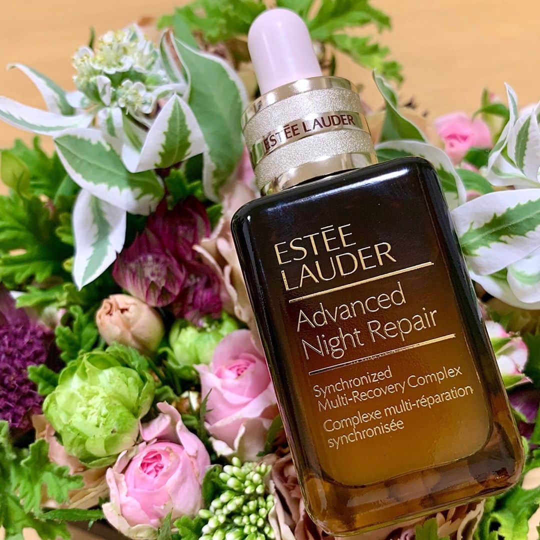 松原汐織のインスタグラム：「@esteelauderjapan  「30歳に見えないですー！」と初めましての方に🗣 はて？私は幾つに見えているのだろうか？と、思いながらの帰り道🚶🏻‍♀️ 若く見られたい訳でもないけれど、肌年齢だけは若くいたい😂 あわよくば“赤ちゃんみたいな肌”を目指したい👶🏻💗 ・ 何もしないで綺麗な肌は無理なので(笑)、実力派の美容液は必要不可欠❤️ 最近使っているのが#エスティーローダー #アドバンスナイトリペア 。長く愛され続けている名品の５代目とのこと👑 肌の美しさは遺伝だけではなく、約75%は日頃の生活習慣やお手入れで変えられる可能性を秘めているのだそうで、あらゆる要因から受けた細胞ダメージを素早く修復してくれる美容液✨ ・ エスティローダーの美容液は以前も使っていたけれど、相性が良くて好き♡人気の理由が分かる一品です👏🏻 ・ 台風が心配ですね☔️ 急に寒くなって季節に気持ちが追いつかない感じがありますが、あたたかくして過ごしましょうね。ご自愛くださいませ😘 #しおりの美容道 #スキンケア #美容液 #esteelauder」