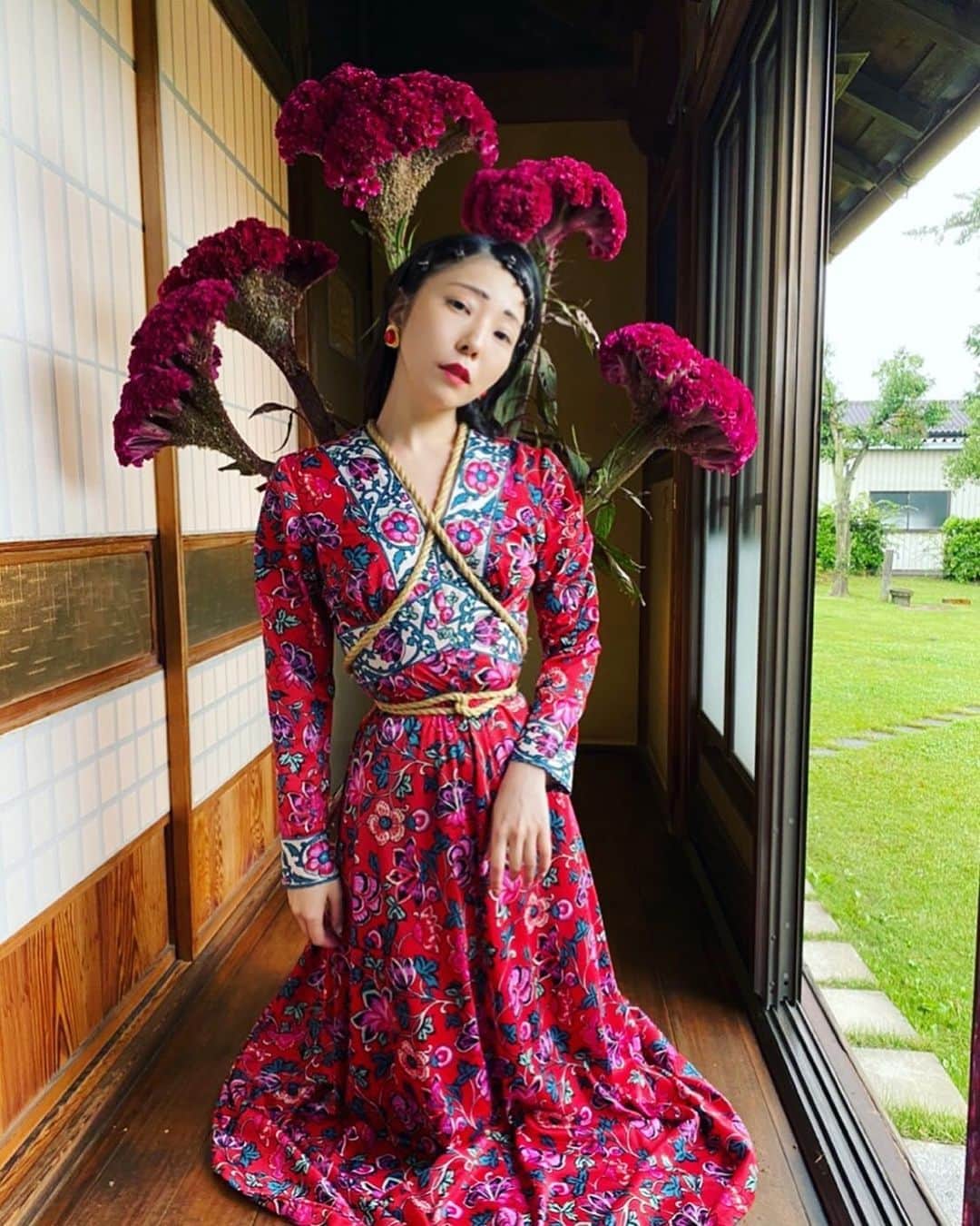 相沢梨紗さんのインスタグラム写真 - (相沢梨紗Instagram)「🐔❣️ . 鶏頭を背負ったのは初めて〜 . . . #photography #japan #grimoire #RASIKI #fashion #fashionstyle #flower #鶏頭 #red #vintagefashion #vintagedress #risaaizawa #makeup」10月9日 20時42分 - risacheeese
