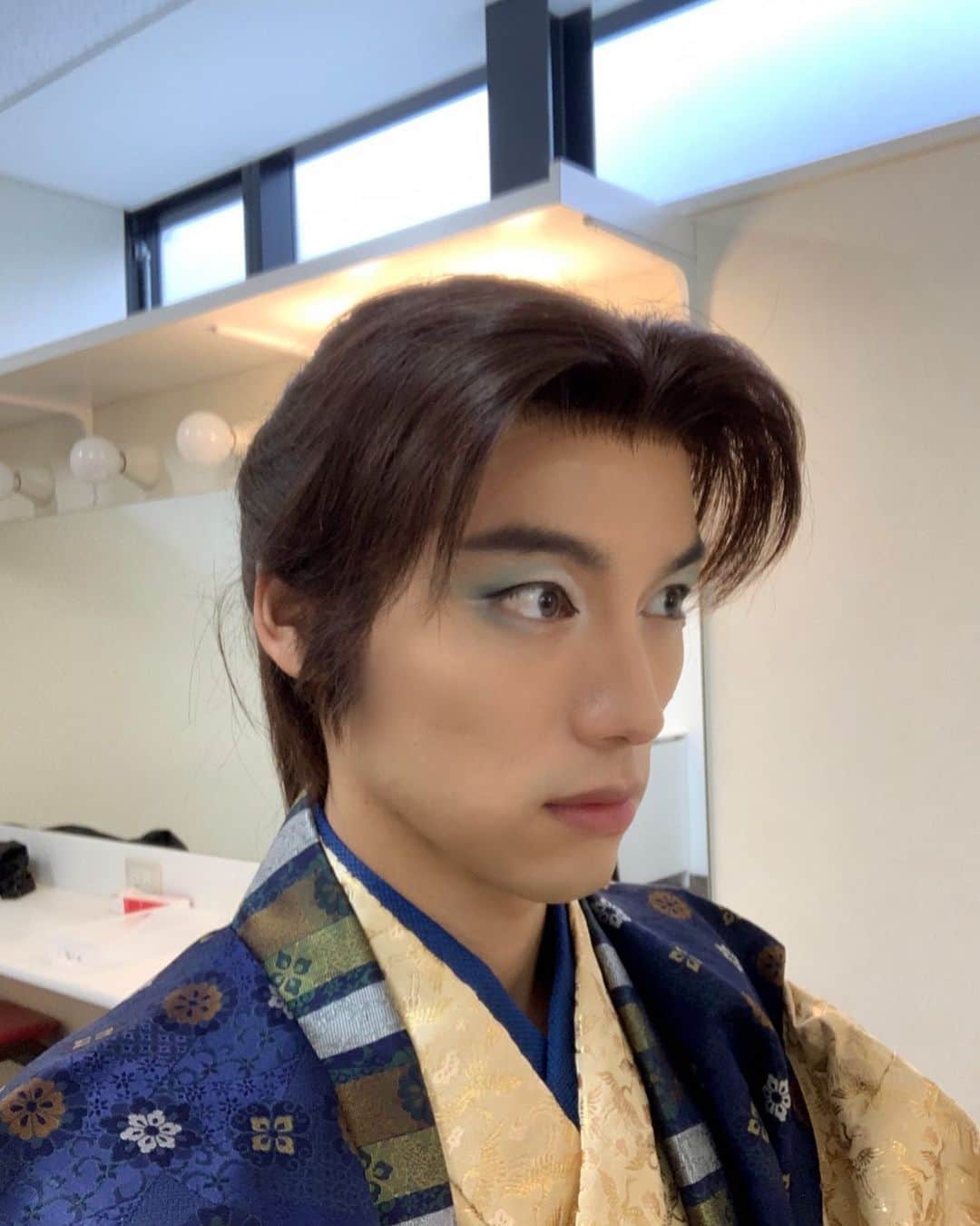 福士蒼汰のインスタグラム：「昨日、仮面ライダーフォーゼ 髑髏城の七人などを 書いてくださった脚本家 中島かずきさんが 観劇されたみたいです 「少人数の芝居だけどセンターをしっかり引き受けて2人ならではの個性でラストをしっかり締めくくっていることに驚いた」と。 感激。 さらに言うとそれをいのうえさんが 伝えてに来てくれて😭 感動😭  いのうえさん かずきさん 宮野さん 有難き幸せ😢  僕は明日も明後日も 「先へ参ります！」 （浦島さんラストの台詞より引用）  写真は メイクどうやってやるかなぁ 写真撮っとこーの写真！😆」