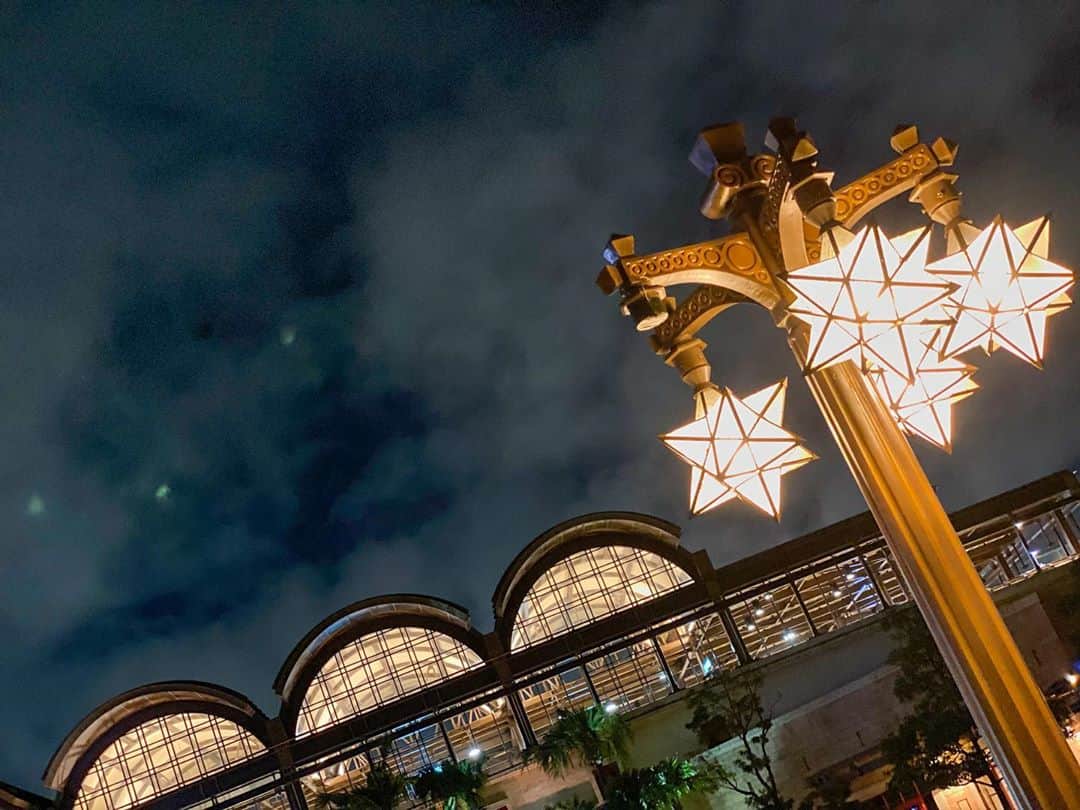 DJ ATSUのインスタグラム：「久しぶりのDisney Sea楽しゅうございました‼︎﻿ ﻿ あんなにアトラクションに乗らないで楽しむディズニーも初めてでしたw﻿ その代わり、ポップコーンやらジャークやら食い倒れるくらい食べましたよ♪﻿ with : zetton, sanae, ai﻿ ﻿ ﻿ 次に行けるのは、子供連れになるよね。﻿ 楽しみです☆」