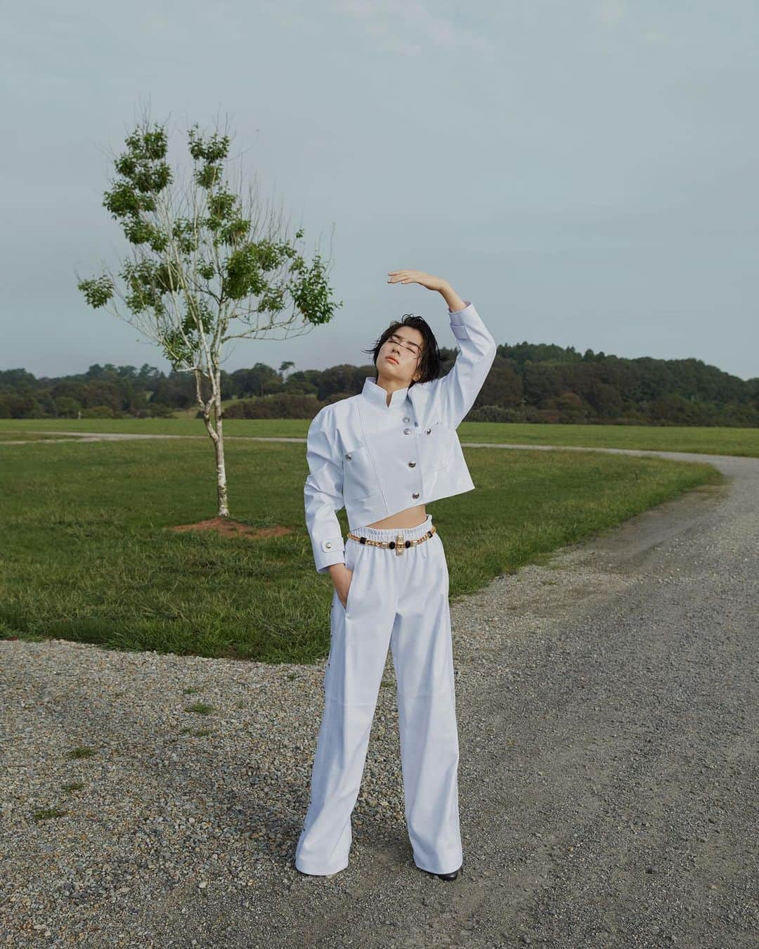 佐久間由衣さんのインスタグラム写真 - (佐久間由衣Instagram)「🌲✴︎ The Fashion Post × CHANEL  Thank you to the special team💌 Photographer @takanoriokuwaki  stylist @yutakotani_  makeup @kie_0  hair @takayukishibata   @tfpjp  @chanelofficial   確かこの時、am 7:00 🌅･*」10月9日 20時46分 - yui_sakuma_official