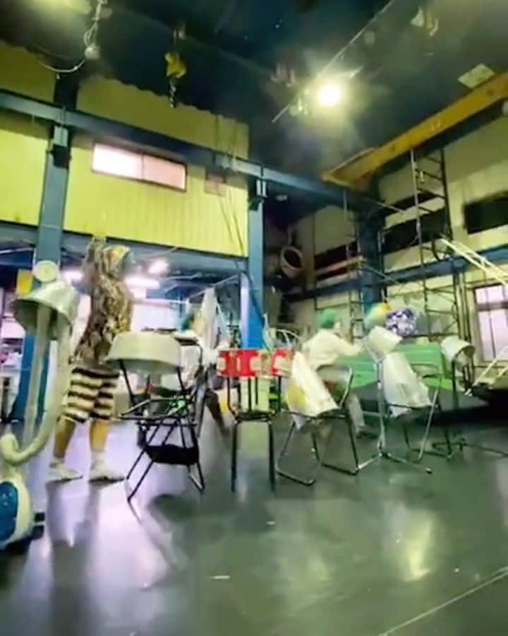 知念紗耶のインスタグラム：「☆JUNK ART CIRCUSインスタライブ☆ ジャンクさんのお稽古にお邪魔しました😋❗️ リポーターはSAYA&Yoshimiです🎤 私たちもバケツドラム体験させて頂いたり😝楽しかったなぁー🥁✨✨  フルバージョンはG-Rockets公式アカウントで観れますよぉ👀✨✨ @grockets   #ジャンクアートサーカス」