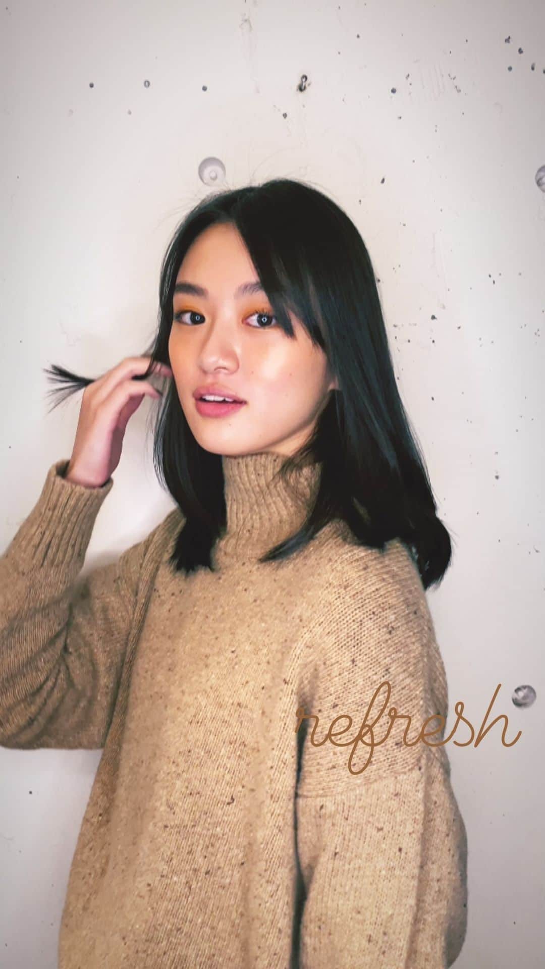 青木大輔のインスタグラム：「JJ Modelの @rina.matsuyama チャン カットでイメージチェンジ！ … スタイルは ベースはミディアム〜セミロングの 毛先に重さ残したスタイル だけど、サイドは高めからレイヤー入れて しかも少しサイド短めにきりこんでます！ センターパートでタイト目にスタイリングがオススメ！ 伸ばしかけの前髪も良い感じにスパイスになってるな〜 … カラーはナチュラルにリナちゃんの地毛カラー トリートメントは絶賛大人気の K WATERでめちゃくちゃ滑らかです！ #cut #refresh  #girl  #natu #cute #cool #fashion #daisukeaoki #青木ダイスケ」