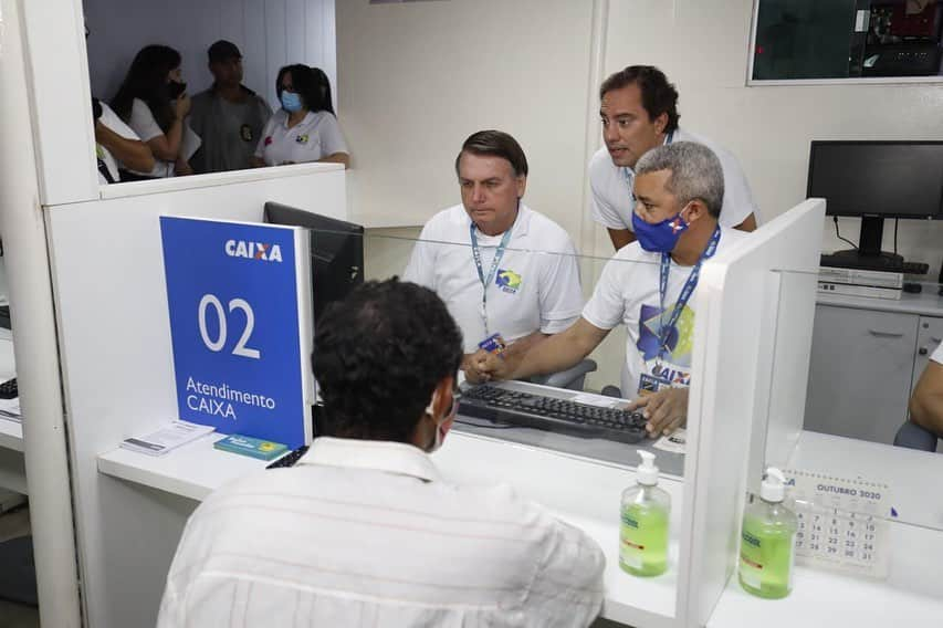 ジルマ・ルセフさんのインスタグラム写真 - (ジルマ・ルセフInstagram)「O Presidente Jair Bolsonaro visitou, na manhã desta sexta-feira (9), a agência-barco da Caixa na Ilha do Marajó (PA). Na ocasião, participou do atendimento a um morador da região. Fotos:  Alan Santos/PR」10月9日 20時48分 - presidenciadobrasil