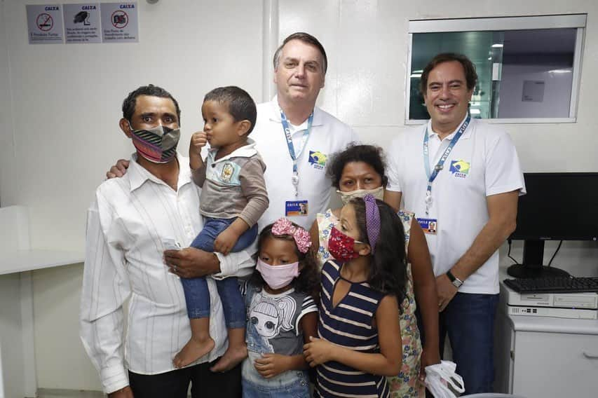 ジルマ・ルセフさんのインスタグラム写真 - (ジルマ・ルセフInstagram)「O Presidente Jair Bolsonaro visitou, na manhã desta sexta-feira (9), a agência-barco da Caixa na Ilha do Marajó (PA). Na ocasião, participou do atendimento a um morador da região. Fotos:  Alan Santos/PR」10月9日 20時48分 - presidenciadobrasil