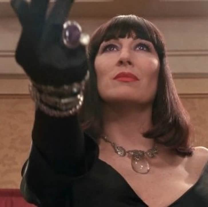 アン・ハサウェイさんのインスタグラム写真 - (アン・ハサウェイInstagram)「Would you please take a moment to join me in celebrating Anjelica Huston’s flawless and iconic turn as The Grand High Witch? Her performance is magnificent - witty, unforgettable, scary as hell and sheer perfection (the scene where she pushes the baby down the cliff still gives me chills to this day.) I just wanted to say, one AH to another, that I tip my wig to the O.G.G.H.W. Anjelica Huston. #WitchesAreReal #TheWitchesMovie」10月9日 20時48分 - annehathaway