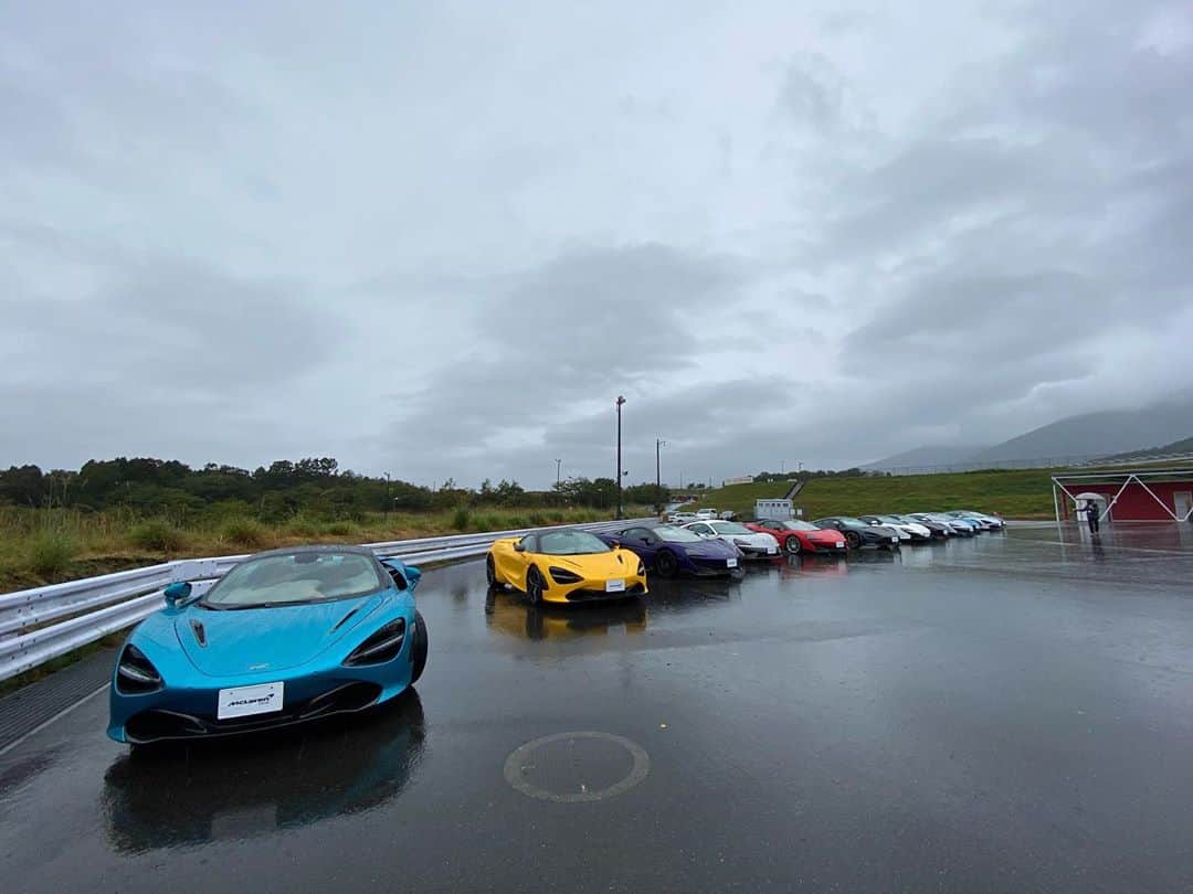 折目遼のインスタグラム：「本日は、McLaren Tokyoさんのドライビングレッスン。 終日雨でしたが、来月の本コースイベントに向けて、良いトレーニングになったかな⁉️ #maclaren #fsw #ワンスマ #ドライビング #レッスン」