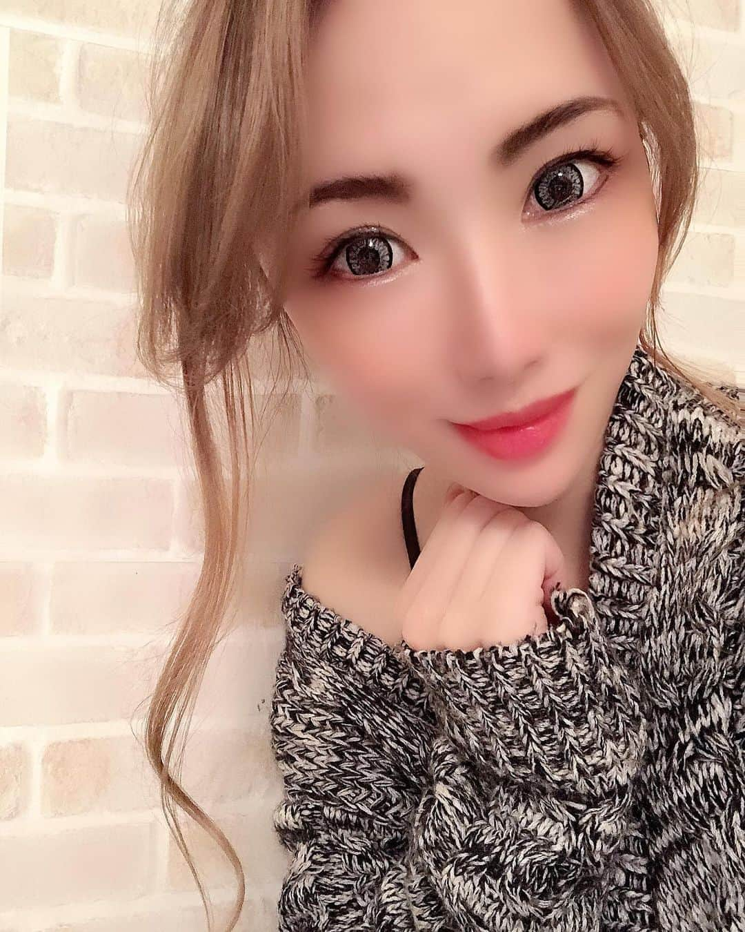 明星優花さんのインスタグラム写真 - (明星優花Instagram)「こんばんは😆💕 寒くなりましたね🥶  明後日は従兄弟の結婚式💑⛪️🎉💕 と、言う事で🌟 明日から北海道です✈️  東京中央美容外科銀座院（@tcbginza）でTCB式小顔美肌再生の施術を受けて、約2週間経ちました🌟   だいぶ違和感もなくなりました😆 頬はしっかり上がってる⁉️💕  施術担当は永峯先生@tcb_nagamine です🌟  #ビューティー #Beauty #リフトアップ #リフトアップならTCB東京中央美容外科 #美容整形ならTCB東京中央美容外科 #東京中央美容外科 #東京中央美容外科銀座院 #美容外科 #美容整形 #美容 #銀座 #糸リフト #糸スレッド #小顔整形 #小顔美肌再生なら #TCB式小顔美肌再生 #pr #クリニック #永峯祥子」10月9日 20時52分 - yuka1219yuka