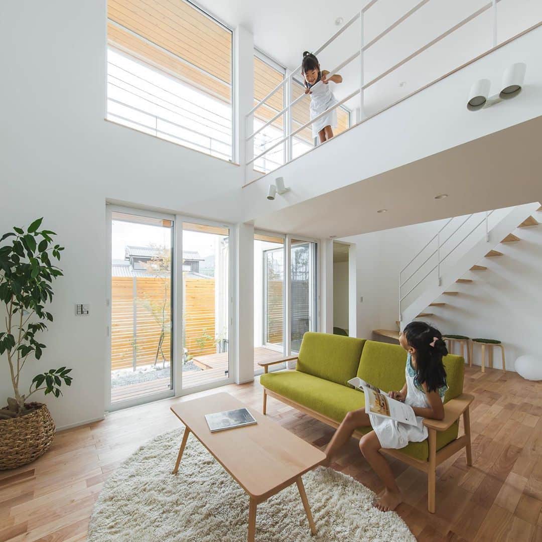 ルポハウス一級建築士事務所さんのインスタグラム写真 - (ルポハウス一級建築士事務所Instagram)「・ ・ ・ 大小二つの吹抜けをもつスペースは、季節ごとに変化する太陽の光をコントロールしながら取り込みます。 ・ 桜色がかったフロアの色合いと重なり、ちょうど良い居心地に。 ・ ・ ・ 𓐌𓐌𓐌𓐌𓐌𓐌𓐌𓐌𓐌𓐌𓐌𓐌𓐌𓐌𓐌𓐌𓐌𓐌  ルポハウスの施工事例はこちらまで☞ @reposhouse  𓐌𓐌𓐌𓐌𓐌𓐌𓐌𓐌𓐌𓐌𓐌𓐌𓐌𓐌𓐌𓐌𓐌𓐌 #ルポハウス は#ちょっとかっこいい家 を"友人のために" という思いでつくっています。 一生に一度の#マイホーム。 「あなたにしかできない」×「ルポハウスだからできる」で、 私たちだけの#家づくり を思いっきり楽しんでみませんか？！ ・ ・ ・ #住宅 #注文住宅 #新築一戸建て #住まい #シンプルな暮らし #デザイナーズ住宅  #一級建築士事務所 #設計事務所 #design #simple #滋賀 #大津 #草津#リビングインテリア #カバ桜 #無垢の床 #吹き抜けリビング #吹き抜けリビング」10月9日 20時54分 - reposhouse