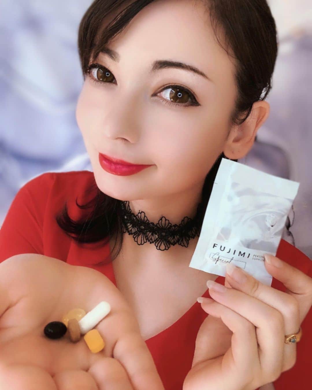 のインスタグラム：「こんばんは✨🎶  * * @fujimi_official 様からパーソナルサプリが届きました🥺✨  * * なんと！！肌診断をネットで簡単に受けて、今の肌の状態に合ったサプリを選んでくれるの🥺✨ 自分専用サプリだからもちろんお肌絶好調になったよ😆✨  * * これからの乾燥の季節も怖くないもん🎶  * * 妊娠中、授乳中でも飲めるし、LINEで医師と相談できるから凄いの🥺✨  何かお肌のお悩みがある方は一度お肌診断してみてね🎶✨  * * * * #pr #fujimi #美容 #パーソナライズサプリ #パーソナライズマスク #美肌 #美容 #色白女子 #妊娠中サプリ #授乳中サプリ #ママコーデ #ママライフ #ママの悩み  #ハーフ #ハーフ女子 #ハーフ顔」