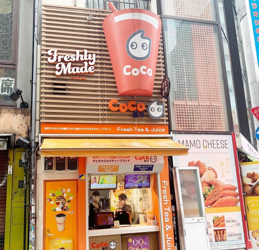 柴本愛沙さんのインスタグラム写真 - (柴本愛沙Instagram)「❤︎ 久しぶりのタピ活。  渋谷のセンター街にある CoCo都可 で、 秋限定のモチモチなタピオカドリンク飲みました♡ @cocotea.jp  ミルクティーや紅茶ラテに、 タロイモとサツマイモのお団子「QQ」、 そしてタピオカがたっぷり入っています。  タピオカのモチモチ具合も大好きだけど QQのモチモチとした食感や、 弾力性のある食感はたまりませんっっ✨ 小さなお餅を食べているみたい♪  ミルクティーや紅茶ラテの香り高い風味と、 タロイモとサツマイモの甘味の相性は抜群です。  肌寒くなってきても、 タピオカは定期的に飲みたくなりますね🥤  #CoCo都可 #渋谷カフェ #カフェ巡り #カフェめぐり #ココトカ #新商品 #秋限定 #タピオカ #タピオカミルクティー #タピ活 #タピオカ巡り #タピオカ専門店 #タピオカ好き #pr #トリドリベース #タロイモ #サツマイモ #団子 #芋圓 #ユーユェン #QQ #カフェ巡り  #紅茶ラテ」10月9日 20時54分 - aisa_shibamoto