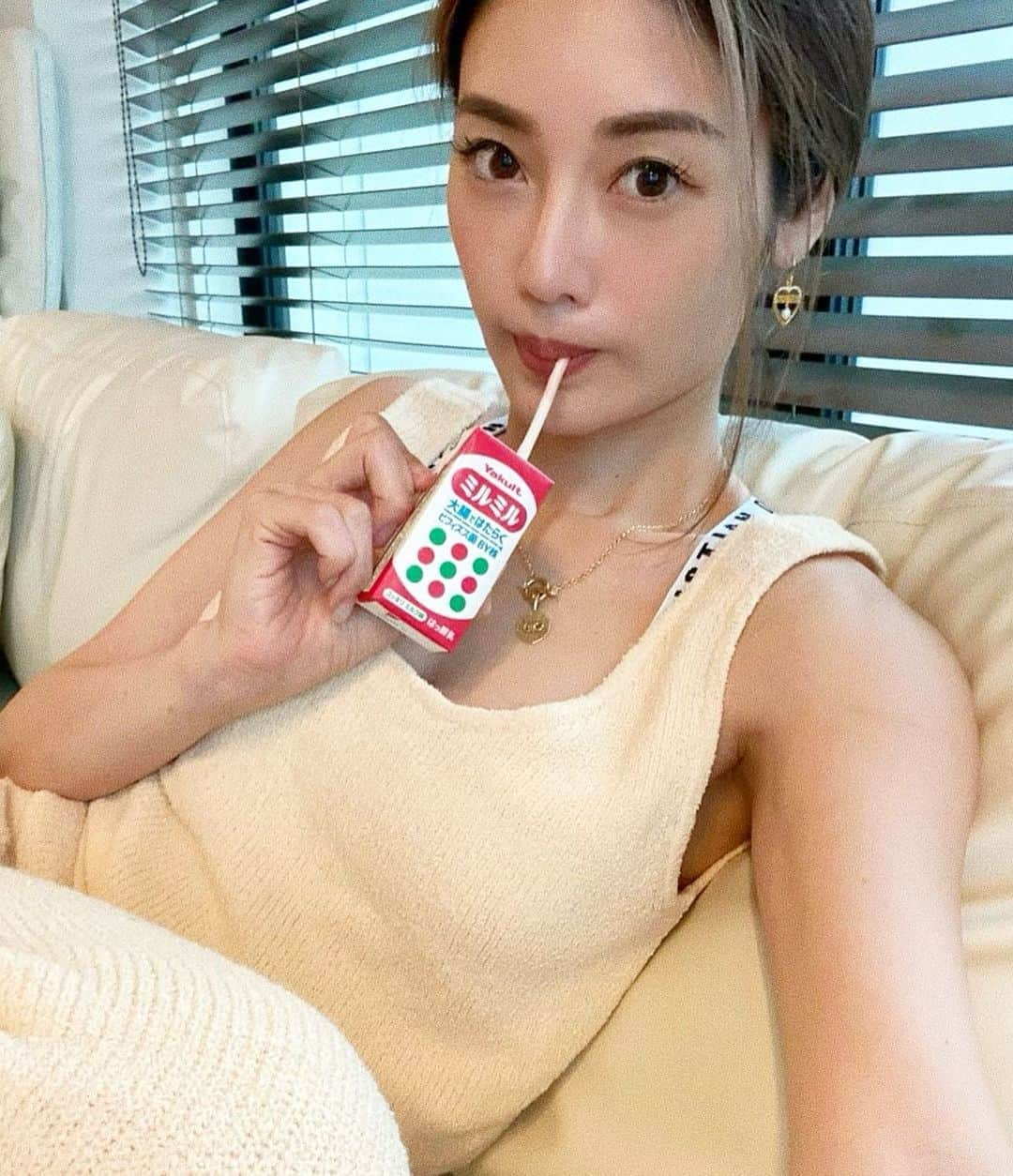 島袋聖南さんのインスタグラム写真 - (島袋聖南Instagram)「お家での腸活にミルミル✨ 大腸で働く独自のビフィズス菌BY株が入ってるんだって 身体の内側からキレイを意識✨体調も変わってくるからね☺️💛 簡単に取り入れやすいし、ミルミルはすっきりとしたミルク味で飲みやすいよ！女性に優しい成分が入ってるミルミルSは宅配専用商品みたい🤗 これからも習慣的に取り入れたいな💛 #PR #ミルミル #ビフィズス菌 #腸活」10月9日 20時55分 - seina4444