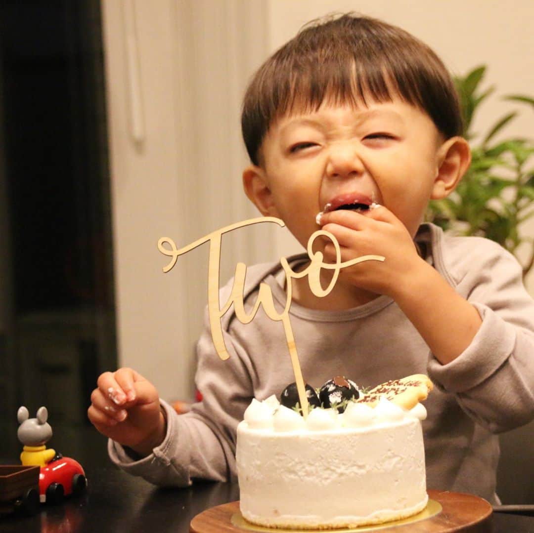 vo_coのインスタグラム：「2020.10.09 🎂 本日、うちの小僧が無事に2歳の誕生日を迎えました！ 日中は普通に保育園行ってたので、帰ってきてから家族でお祝い よるごはんはオムライスとハンバーグというお子様ランチの王道！ バースデーケーキは我々が大好きな代々木公園の「After Hours」 最初のケーキ🍰でこんな美味しいやつ食べさせてこの先大丈夫なのか…😅 手塩にかけてのびのび育てたはずのこたつがあの性格に仕上がったので、こちらも将来が不安です😂 とりあえず元気にのびのび育つんだぞー！ #HappyBirthday #誕生日 #2歳誕生日」