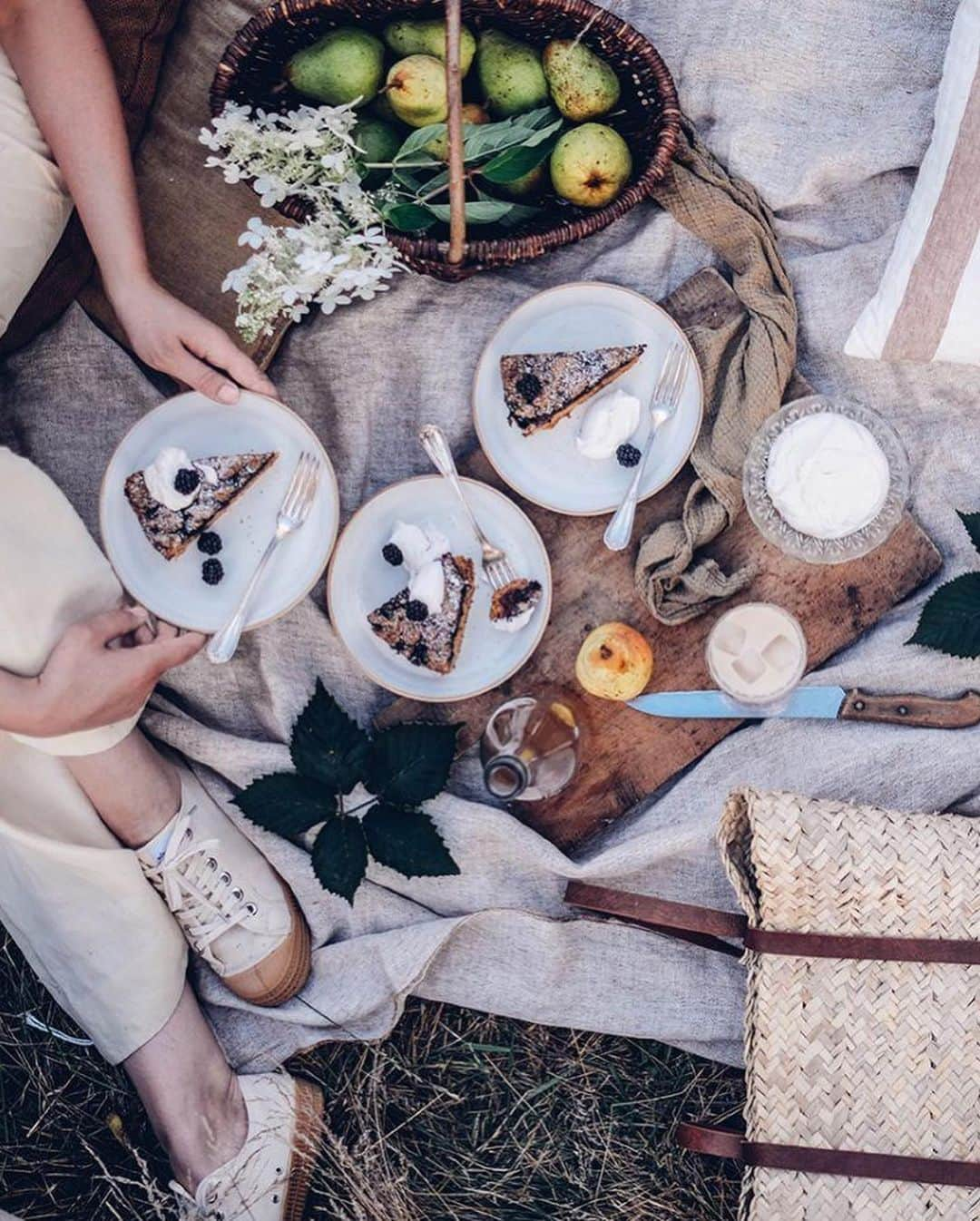 Our Food Storiesさんのインスタグラム写真 - (Our Food StoriesInstagram)「Thanks so much for all your lovely comments and messages about our new kitchen in Sweden - we are completely filled with gratitude 🙏❤️ Before we starting to share all the wonderful autumn recipes, here is another photo form our favorite blackberry cake with coconut cream 😋 Get the recipe on the blog, link is in profile. #ourfoodstories  ___ #cakerecipe #glutenfri #glutenfree #glutenfreecake #glutenfreerecipes #glutenfrei #germanfoodblogger #foodstylist #verilymoment #momentslikethese #gatheringslikethese #gardeninspiration #outdoorphotography」10月9日 20時58分 - _foodstories_