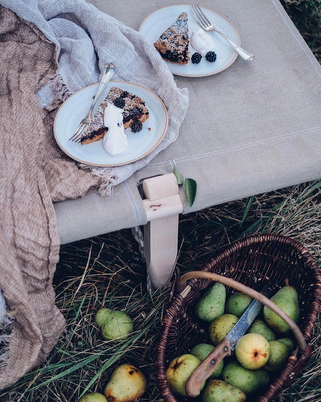 Our Food Storiesさんのインスタグラム写真 - (Our Food StoriesInstagram)「Thanks so much for all your lovely comments and messages about our new kitchen in Sweden - we are completely filled with gratitude 🙏❤️ Before we starting to share all the wonderful autumn recipes, here is another photo form our favorite blackberry cake with coconut cream 😋 Get the recipe on the blog, link is in profile. #ourfoodstories  ___ #cakerecipe #glutenfri #glutenfree #glutenfreecake #glutenfreerecipes #glutenfrei #germanfoodblogger #foodstylist #verilymoment #momentslikethese #gatheringslikethese #gardeninspiration #outdoorphotography」10月9日 20時58分 - _foodstories_