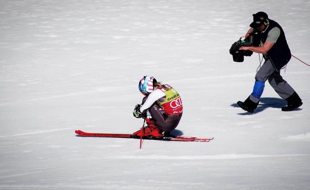 ミカエラ・シフリンのインスタグラム：「As most of you probably know (if you don’t then mark your calendars now!) the @fisalpine World Cup opener at Soelden is just over one week from today 🥳🥳... but much to my disappointment, I will not be able to start this year🤦‍♀️. After tweaking my back skiing last week, I have been advised to sit Soelden out to let my back heal so I can race the rest of the season. Having started in Soelden for the last eight years straight, this feels...really frustrating and strange (for lack of better words). Luckily, this injury will heal and I will be back in the start soon... (and I can’t wait😏).   While this is a bummer to not be racing myself, I am super psyched to watch my teammates compete. They are looking strong, fast, and fired up 🤟🤟. I’ll be cheering as loud as I can for our US women and men next weekend and I hope you will be too!  I want to thank everyone, from my sponsors to the media, to the fans, the @usskiteam staff and my teammates, and especially my hometown community, family and friends, for your support in this whole process and for helping me get back out there doing the sport I love.  YA’LL... this is HAPPENING. With all the uncertainty throughout this year, we are only ONE WEEK (and a day) away from the start of the World Cup season and that is something to be really excited about🥳🥳. Okay, maybe my countdown has been delayed, but the big countdown is ON and I can’t wait for it to start. I’m wishing the best to everyone racing in Soelden, and I’ll see you all soon👍👍.   (📸: Dad🤍)」