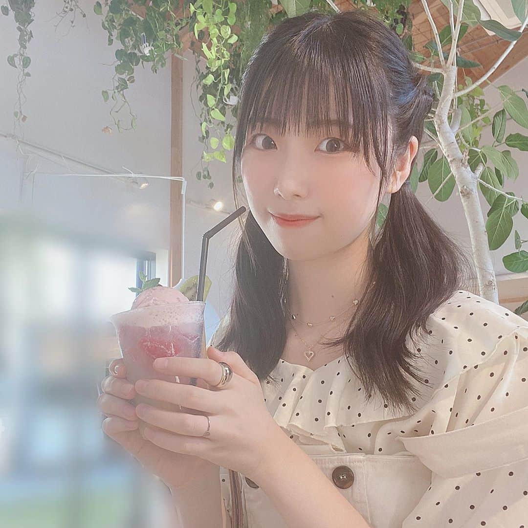 小川紗奈のインスタグラム：「フルーツたくさんで美味しかった⸜❤︎⸝‍﻿ ﻿ 行ったの1ヶ月以上前だけど...!!﻿ ﻿ ﻿ ﻿ ﻿ #cafe #カフェ #カフェ巡り #スイーツ #三時のおやつ #淡色女子」