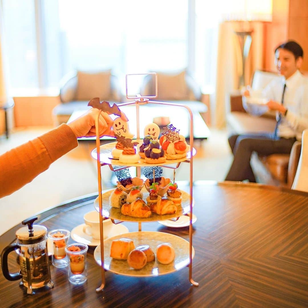 Shangri-La Hotel, Tokyoさんのインスタグラム写真 - (Shangri-La Hotel, TokyoInstagram)「可愛らしいお化けなどで飾りつけたハロウィーン アフタヌーンティーを特別に客室へ。⁣ お部屋でゆっくりとアフタヌーンティーをお楽しみいただけるステイケーションプランでは、日本各地から仕入れた食材でお作りするスイーツやセイボリーをプライベートな客室でお召し上がりいただけます。⁣ ⁣ ワーケーションでお仕事の合間にスイーツとともに休憩するのもお勧めの過ごし方です。⁣ 【【このパッケージはGO TOトラベルキャンペーンが適用されます。】】⁣ ⁣ Celebrate fruitful autumn with cute and spooky Halloween afternoon tea in your private room!⁣ Reserve the Autumn staycation package, we will deliver the afternoon tea set to your room at your requested time. Enjoy the sweets and savory specially made with ingredients from all over Japan.⁣ ⁣ To fully utilize your stay over in the hotel, we will recommend you to reserve your room to enjoy both "workation" and "staycation" all at once. ⁣ ⁣ （This package is applicable to apply for GO TO TRAVEL CAMPAIGN)⁣ ⁣ #シャングリラ東京 #東京 #銀座 #丸の内 #東京ホテル #ラグジュアリーホテル #GoToトラベルキャンペーン  #GoToイート #ステイケーション #ワーケーション #アフタヌーンティー #ハロウィン #5つ星 #shangrila #shangrilatokyo #Tokyo #Marunouchi #Ginza #LuxuryHotel #TokyoHotel  #FutureTravelGuide #Staycation #Workatioin #Afternoontea #Halloween #GoToEat #GoToTravel」10月9日 21時00分 - shangrila_tokyo