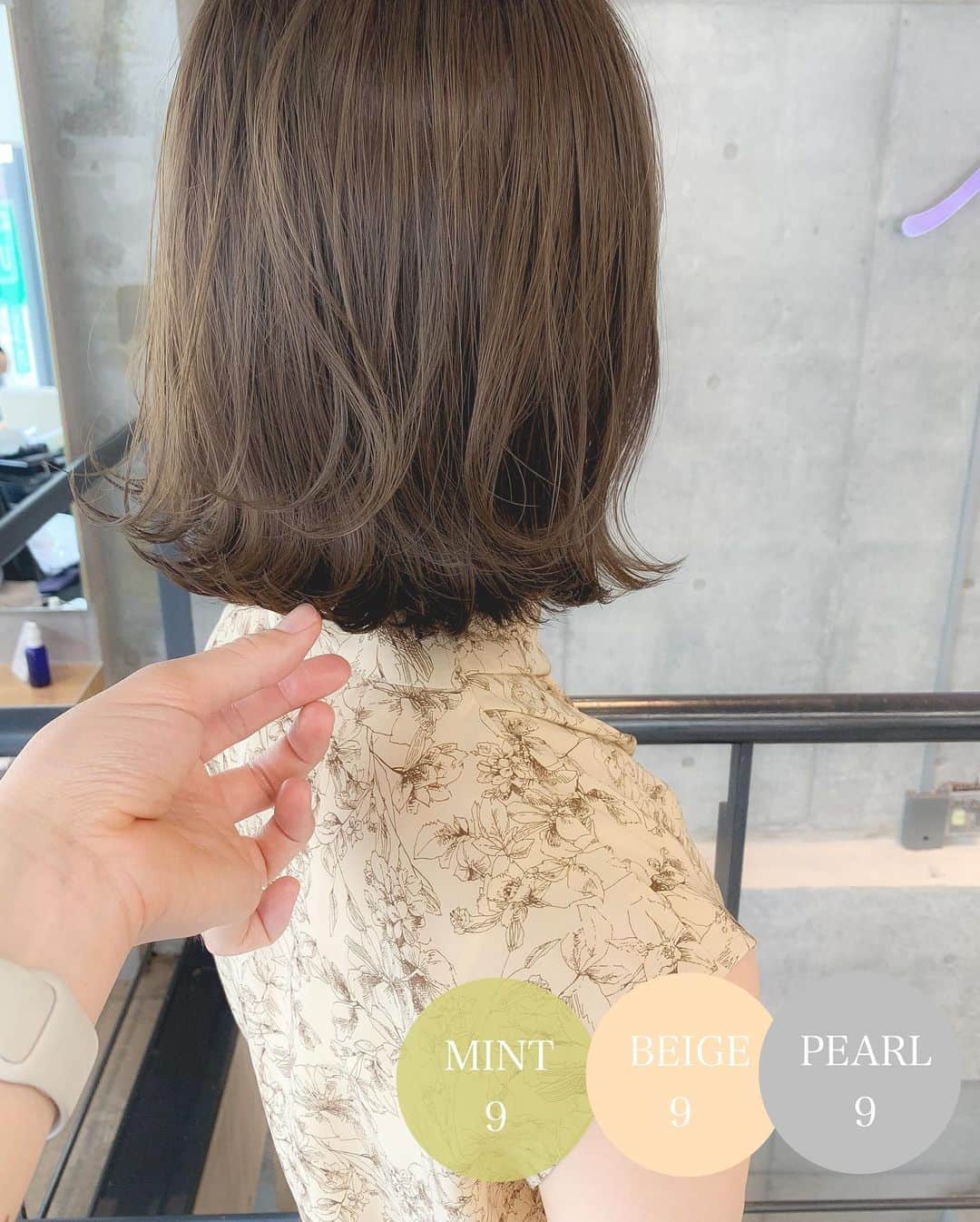 大木光のインスタグラム：「＊リアルサロンワーク swipe→#ヘアとメイクの関係性 . 肩上ボブにほんのりレイヤー . 肩上でパツッとcutしたボブスタイルに毛先をまろやかに馴染ませ トップと顔まわりにレイヤーを施しふんわりとさせたStyle. . ミントベージュ . 髪の毛に透明感と柔らかさを。 日本人の肌に馴染みが良く 日本人の髪の毛に多い赤みを抑えてくれるcolor. パールもわずかにブレンドさせる事でくすみ感も感じる印象に . 髪色を変えたら眉毛やアイメイクの色味も変えてみてはいかがでしょうか？♪ #lunasol #etvos#osaji #メイク#メイク好きな人と繋がりたい#ベージュカラー #ミントベージュ#ボブ #レイヤーカット #ボブレイヤー」