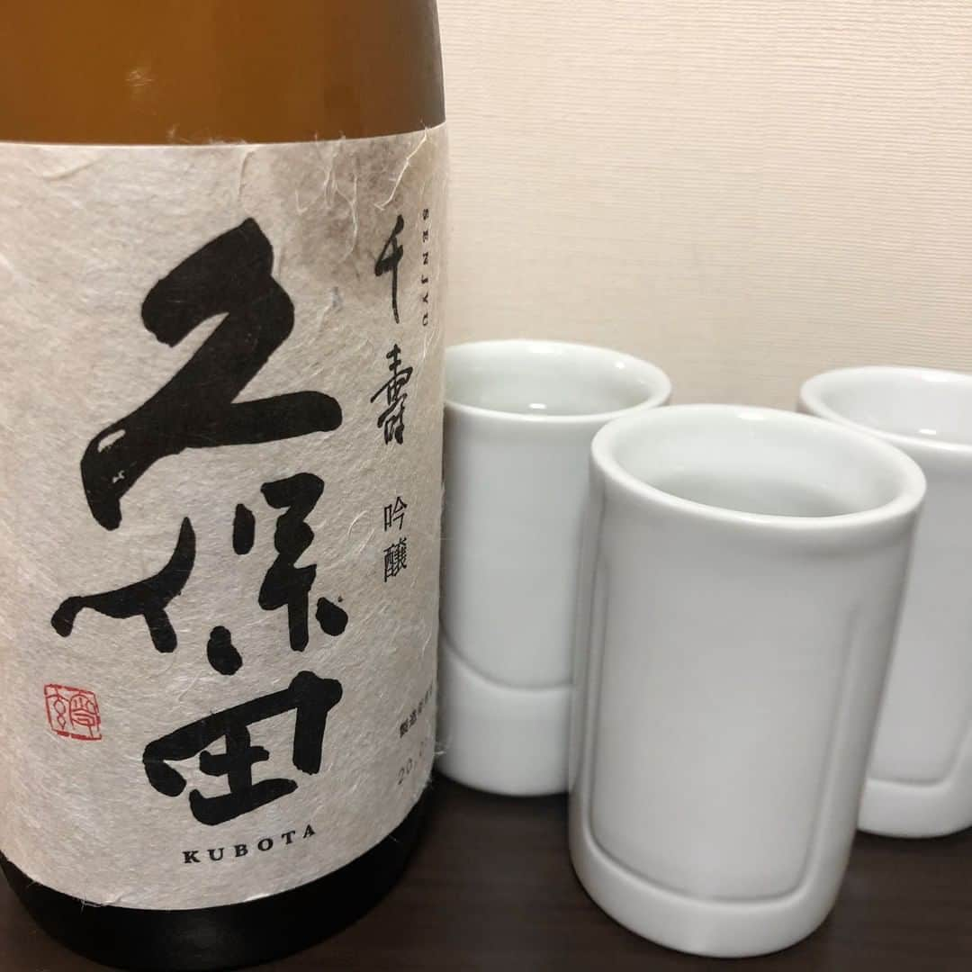 IKKONのインスタグラム：「. 【IKKONで日本酒飲み比べ　久保田 千寿】 IKKONとは3種の味わい方が楽しめるぐい呑みです。  今回の日本酒は…久保田 千寿 新潟県長岡市にある朝日酒造で造られたお酒です。 久保田 千寿は食事と合うすっきりとした味わいが特徴の吟醸酒。  ◎Round﻿ 甘味が少し感じられる ﻿ ◎Straight﻿ 後味に苦味が感じ取れる 赤身などと相性は良い感じ  ◎Narrow﻿ スッと口の中に入り、クセを全く感じない 料理の味を引き立ててくれそう  このように1本の日本酒で、3種類の味わい方ができるのがIKKONです。﻿ ﻿ 是非お気に入りの日本酒で試してみてくださいね！﻿ ﻿ 詳細は【@ikkon.life】プロフィールリンクから。 ﻿ ﻿ #ikkon #一献 #飲み比べ #呑み比べ #日本酒飲み比べ #日本酒好き #酒スタグラム #ポン酒 #sakelover #ポン酒ダグラム #酒スタグラム #ポン酒タグラム #日本酒部 #日本酒が好き #日本酒らぶ #日本酒で乾杯 #日本酒飲もう #日本酒好きとつながりたい #日本酒飲みたい #利酒  #久保田 #新潟の酒 #新潟のお酒」