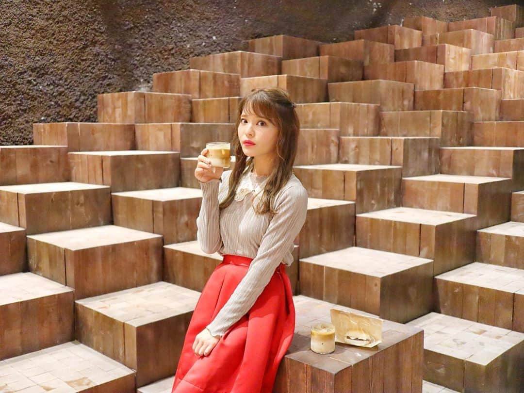 のインスタグラム：「GYRE omotesandoへ☕️  なんですがこのおしゃれすぎる空間...🧸 遅い時間に来たら人がいなかったので 階段上がったり下がったりしてみた❣️笑  テラスの方も素敵でした🌳✨ 今度はもっとゆっくりお茶したいな🍵  シンプルなトップスに 流行りの付けえりしてみた💖 こういうシンプルなアイテム便利🙈  tops♡ @fifth_store attached collar♡ #lilybrown skirt♡ #deicy   #fifth #gyreomotesando#fifthtl #フィフス #東京カフェ#表参道カフェ#表参道#明治神宮前カフェ#細プリーツグロッシー長袖ブラウス#トレンド#ブラウス#平均身長コーデ#秋コーデ#みいきコーデ#みいきのカフェめぐり☕️🍰」