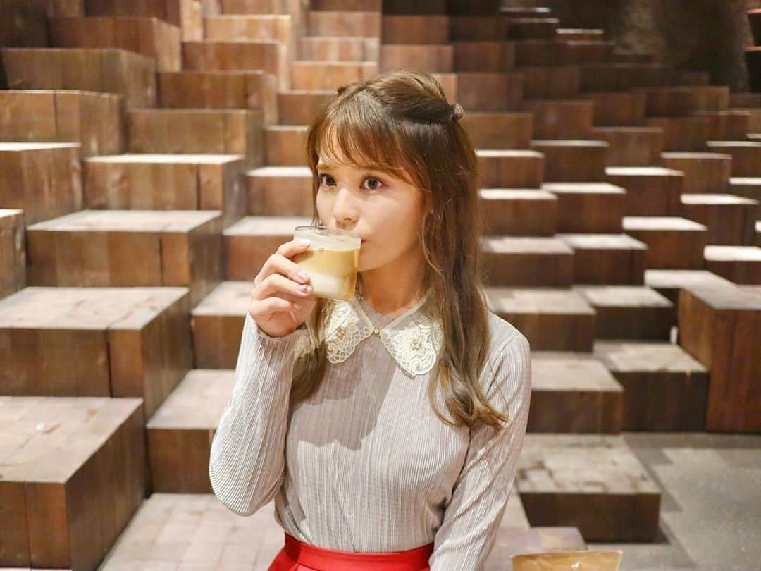 小沼瑞季さんのインスタグラム写真 - (小沼瑞季Instagram)「GYRE omotesandoへ☕️  なんですがこのおしゃれすぎる空間...🧸 遅い時間に来たら人がいなかったので 階段上がったり下がったりしてみた❣️笑  テラスの方も素敵でした🌳✨ 今度はもっとゆっくりお茶したいな🍵  シンプルなトップスに 流行りの付けえりしてみた💖 こういうシンプルなアイテム便利🙈  tops♡ @fifth_store attached collar♡ #lilybrown skirt♡ #deicy   #fifth #gyreomotesando#fifthtl #フィフス #東京カフェ#表参道カフェ#表参道#明治神宮前カフェ#細プリーツグロッシー長袖ブラウス#トレンド#ブラウス#平均身長コーデ#秋コーデ#みいきコーデ#みいきのカフェめぐり☕️🍰」10月9日 21時00分 - mizukikonuma