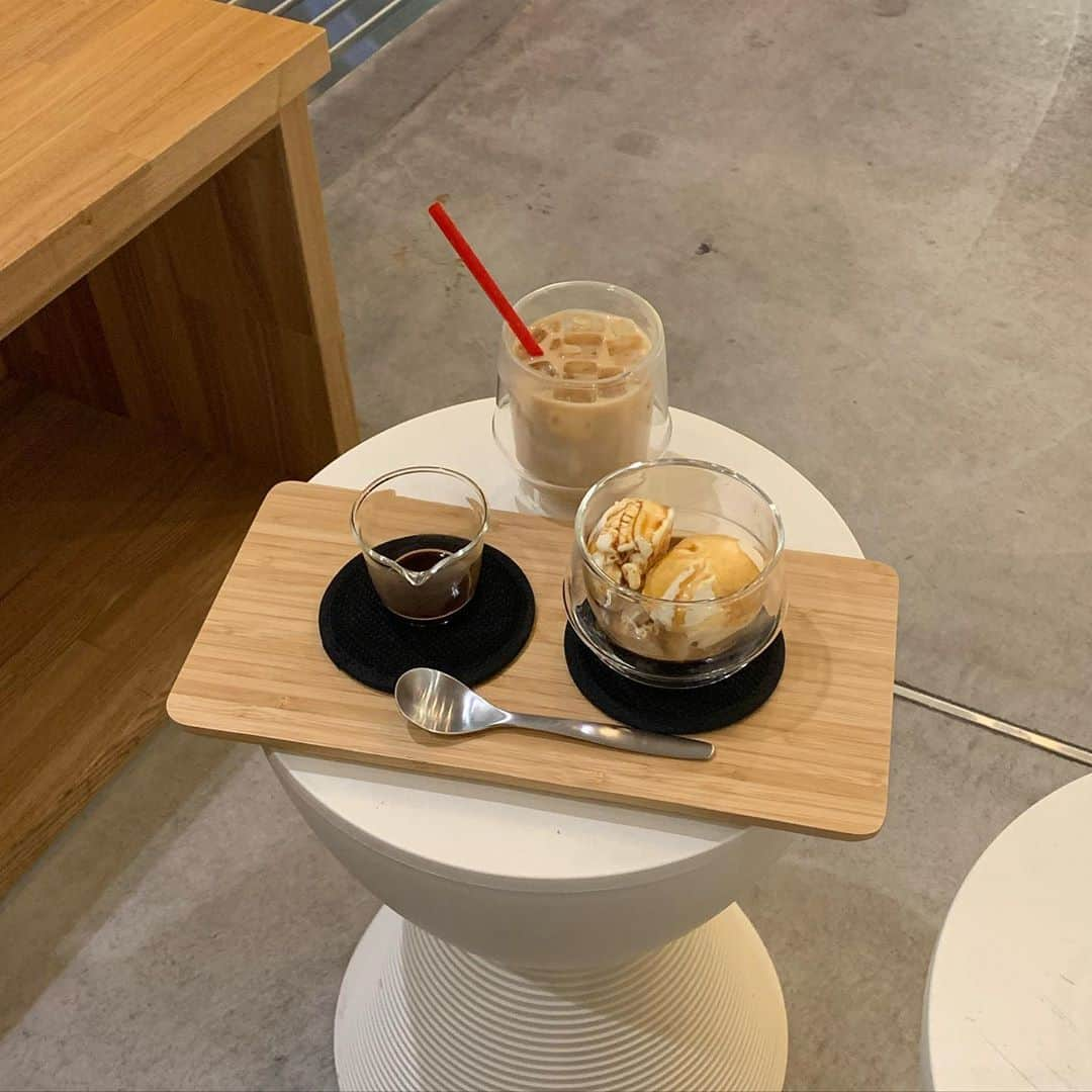 RiLiさんのインスタグラム写真 - (RiLiInstagram)「【cafe KIKUYA】でちょっと大人なひと時を・・・☕♥⁣ ......⁣ 福岡・中洲川端にある【cafe KIKUYA（カフェキクヤ）】🍨💕ここでは絶品のアフォガードが楽しめちゃうよ💡✨⁣ 豆にこだわったエスプレッソと、あま～いバニラアイス🍦の相性バツグンの絶品アフォガードはほっぺたが落ちること間違いなし😳❤️ほかにも自家製のレモネード🍋🍋や厚焼きたまごサンド🍳などなどおいしいものがたくさん❣️❣️⁣ 深夜の3時まで営業しているみたいだから、夜ご飯を食べた後のちょっと遅くなっちゃった日のお口直しにふらっとよるのもありかも❗❓☁️⁣ .⁣ .⁣ ※注意※⁣⁣ 外出の際はマスクの着用、人との距離を保つなどの感染対策を心がけ⁣帰宅時はしっかり手洗い・うがいを行いましょう！⁣⁣ またご紹介した店舗の営業時間等が⁣変更されている場合がございます。ご注意ください。⁣⁣ ❣❣❣❣❣⁣ サイトやSNSで掲載させていただくお写真募集中😘📸⁣ かわいいコーデやアイテム、注目スポットなどが撮れたら、ハッシュタグ→#rili_tokyo  を付けて投稿❗⁣ ．⁣ Special Thanks💋 Photo by⁣ @gg_outlet_kaede⁣ @jh_____0214⁣ @wit._____⁣ @ay.enimg⁣ @a.aa_36⁣ @_nanami922⁣ @tomooooo_1106⁣ ．⁣ #cafeKIKUYA#カフェキクヤ#福岡カフェ#中洲川端カフェ#アフォガード#自家製レモネード#厚焼きたまごサンド#深夜カフェ #RiLi  #おしゃれさんと繋がりたい #お洒落さんと繋がりたい #ファッション #패션스타그램 #ootd #outfit#rili_tokyo」10月9日 21時00分 - rili.tokyo