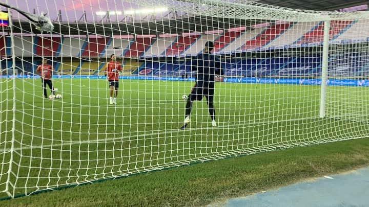 サッカー コロンビア代表チームのインスタグラム：「Ya están calentando nuestros arqueros. ⚽️🇨🇴🔥🧤  #VamosColombia」