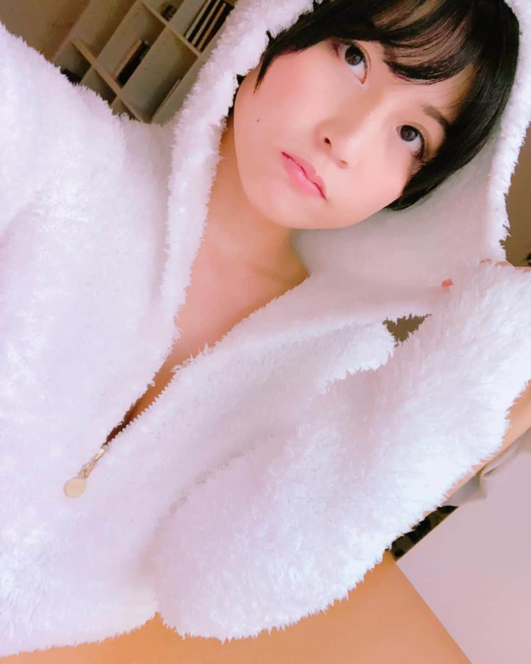 柏木あみのインスタグラム：「これは違う作品での自撮り🤳 どれのか分からないなんて言わせないよ( ・∇・)  #黒髪ショート #新人AV女優 #自撮り界隈」