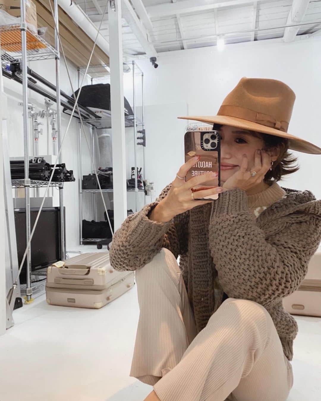 eiko kagamiのインスタグラム：「. . 昨夜もインスタライブにおじゃまさせて頂きました🙇‍♀️ 皆さまのおかげで昨日私服で着ていたこちらのニットと合わせることもできました🥺😂🙏🧶 嬉しいお声をありがとうございました🤎✨!! 大反響のこちらのニットカーデ＆ストール、私もギリギリまで悩みたいと思います🥺❤︎ . . . . . #sandlessmoon  #サンドレスムーン #ニットカーデ #ニット#ニットコーデ #大人ボヘミアン #ボヘミアンスタイル #大人カジュアル #カジュアルコーデ」