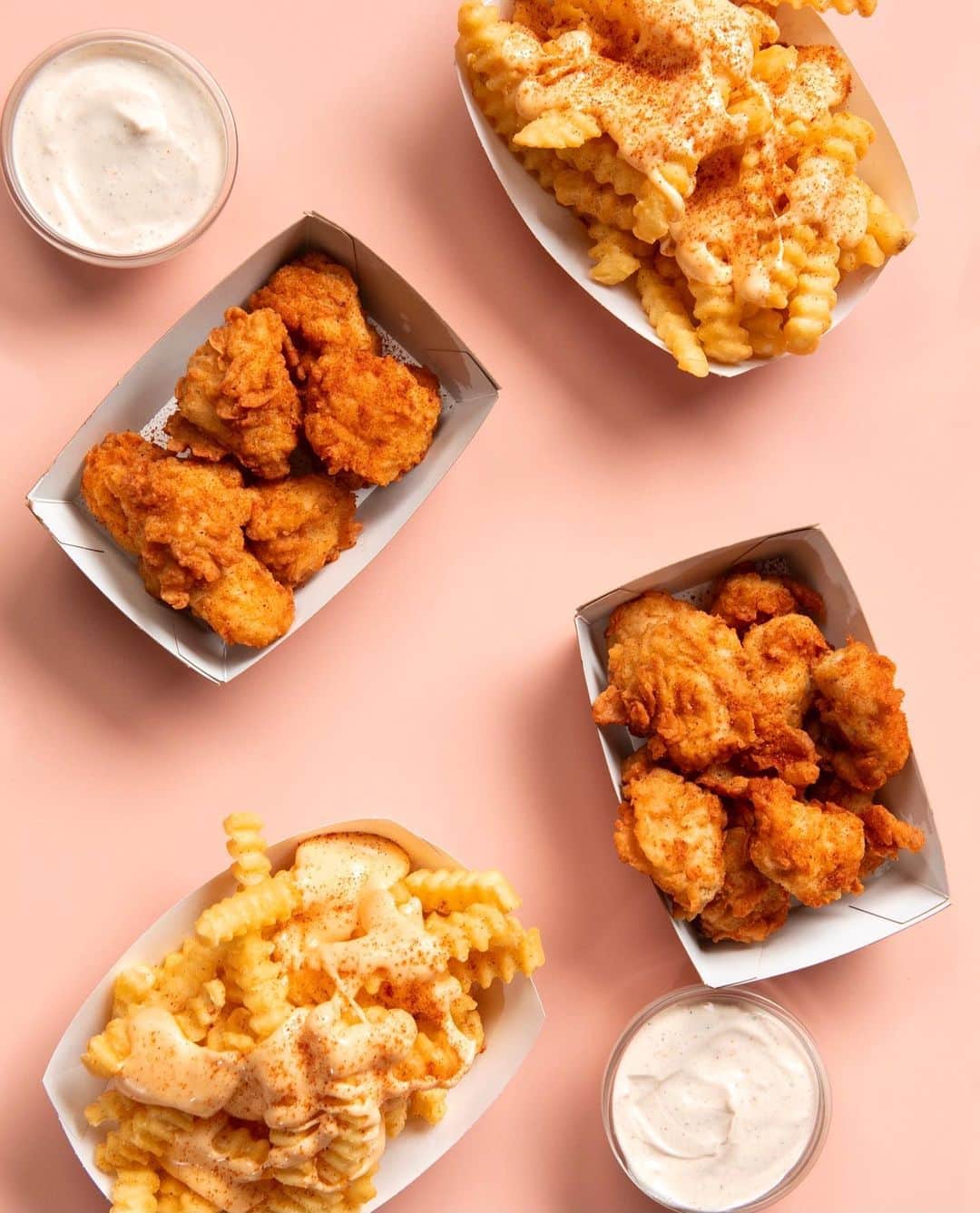 SHAKE SHACKさんのインスタグラム写真 - (SHAKE SHACKInstagram)「This SZN's hot commodities. 🔥🌶   Have you tried our Hot Chick'n Bites + Hot Spicy Fries yet?  #shakeshack」10月10日 6時24分 - shakeshack
