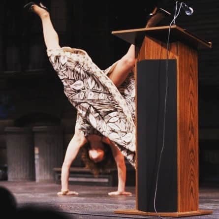 トヴァ・フェルドシャーさんのインスタグラム写真 - (トヴァ・フェルドシャーInstagram)「Doing a Tallulah Bankhead Cartwheel at the 2010 Theatre world Awards. The country under Trump is more upside down than I was and even more unattractive.(Hard to point ur toes in heels.)」10月10日 6時24分 - tovahfeld