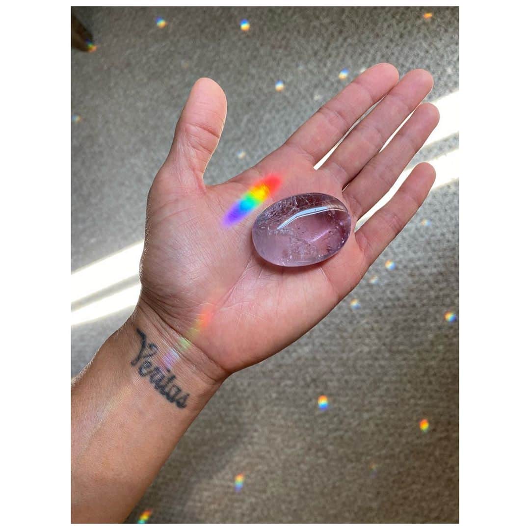 ジェラ・マリアーノのインスタグラム：「Live in your veritas🌈💜」