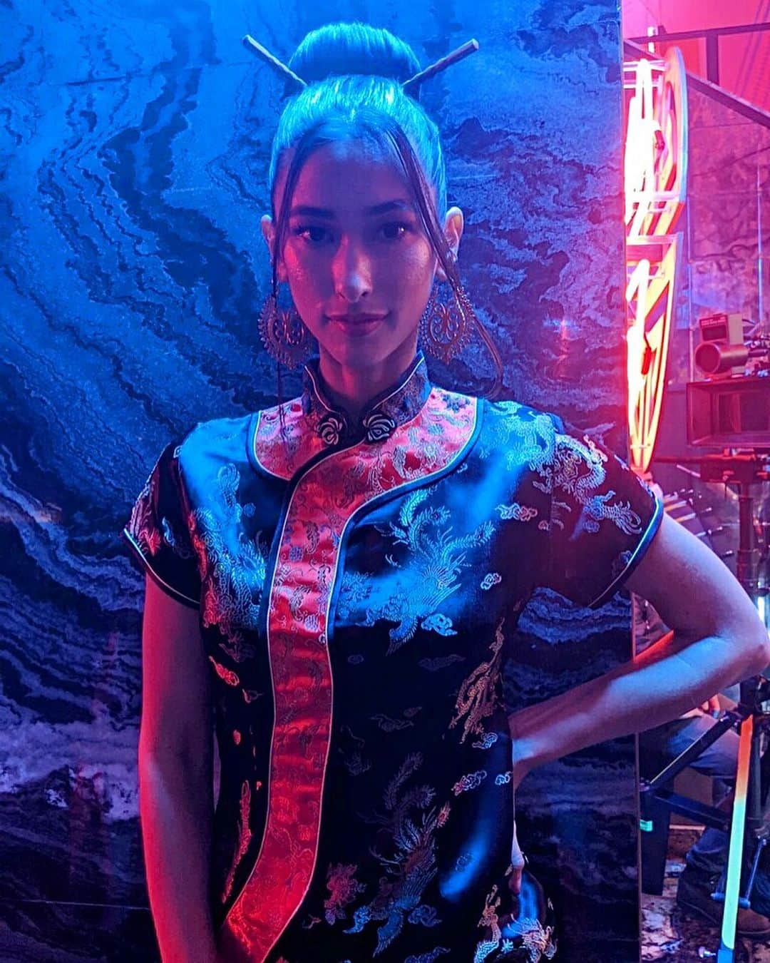 メロディー洋子のインスタグラム：「I loved being back on set! What a great experience to work with such incredibly humble and hard working people. I had so much fun being a waitress in @beberexha @dojacat new MV 🏮🌟🎼🌟🏮  Thank you so much to the artists, director @hannahluxdavis, camera team, prop team, lighting, sound, food prep, dancers, actors, stylists, make-up artists, hair team, all of the crew that would lead us to and from set, production @londonalley, casting Harlowe Casting.   So grateful to meet so many incredible women on set! @beberexha @dojacat @nikitadragun @charlidamelio @avani @katiechan3838 Thank you Katie 👏👏👏  The Divine Female Energy was so strong on set! And I felt so supported in every way. Thank you so much. 🙏❤️✨   ロサンゼルスでMV撮影に出ました！とても楽しかったです！色々な人と会えて素敵な1日でした〜❣️マジックな感じ✨  #1 CAMERA 🎥🔥 @travismontgomery00  Thank you Trav!」