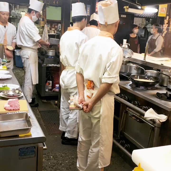 のインスタグラム：「♬BGM入り　下町の洋食🍴カキフライとナポリタン 昭和26年（1951年）12月創業の老舗洋食屋ヨシカミ@浅草六区 浅草生まれの池波正太郎が愛した洋食店のひとつ ヨシカミのコンセプトは「素材を厳選、基礎から手作りしお客様の目の前で調理すること」 #池波正太郎が愛した店　 #池波正太郎の愛した店 #牡蠣フライ  #ナポリタン  #下町グルメ」