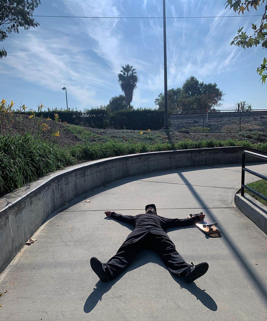 ケビン・ホーフラーのインスタグラム：「Done for the Week 🤣 #SkateboardingIsFun 📷 @anapaulanegrao」