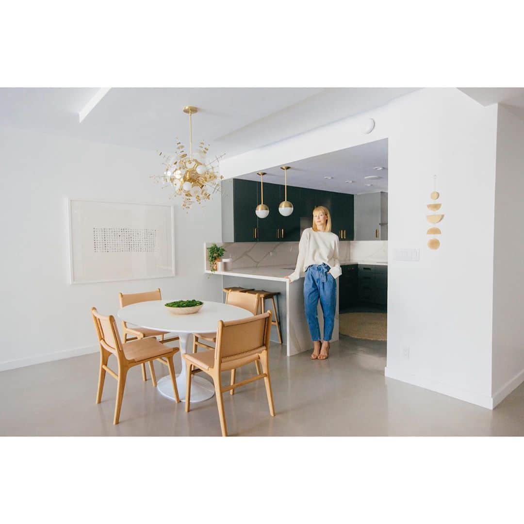 エリン フェザーストンのインスタグラム：「The breakfast nook in my latest design project for @laureneff. Swipe right to see the before! I love the @barnabylane chairs paired with this oval Saarinen inspired tulip table. While the before and after feel so different, I was able to take advantage of all the existing fixtures in the kitchen and recontextualize them in my design ethos.」