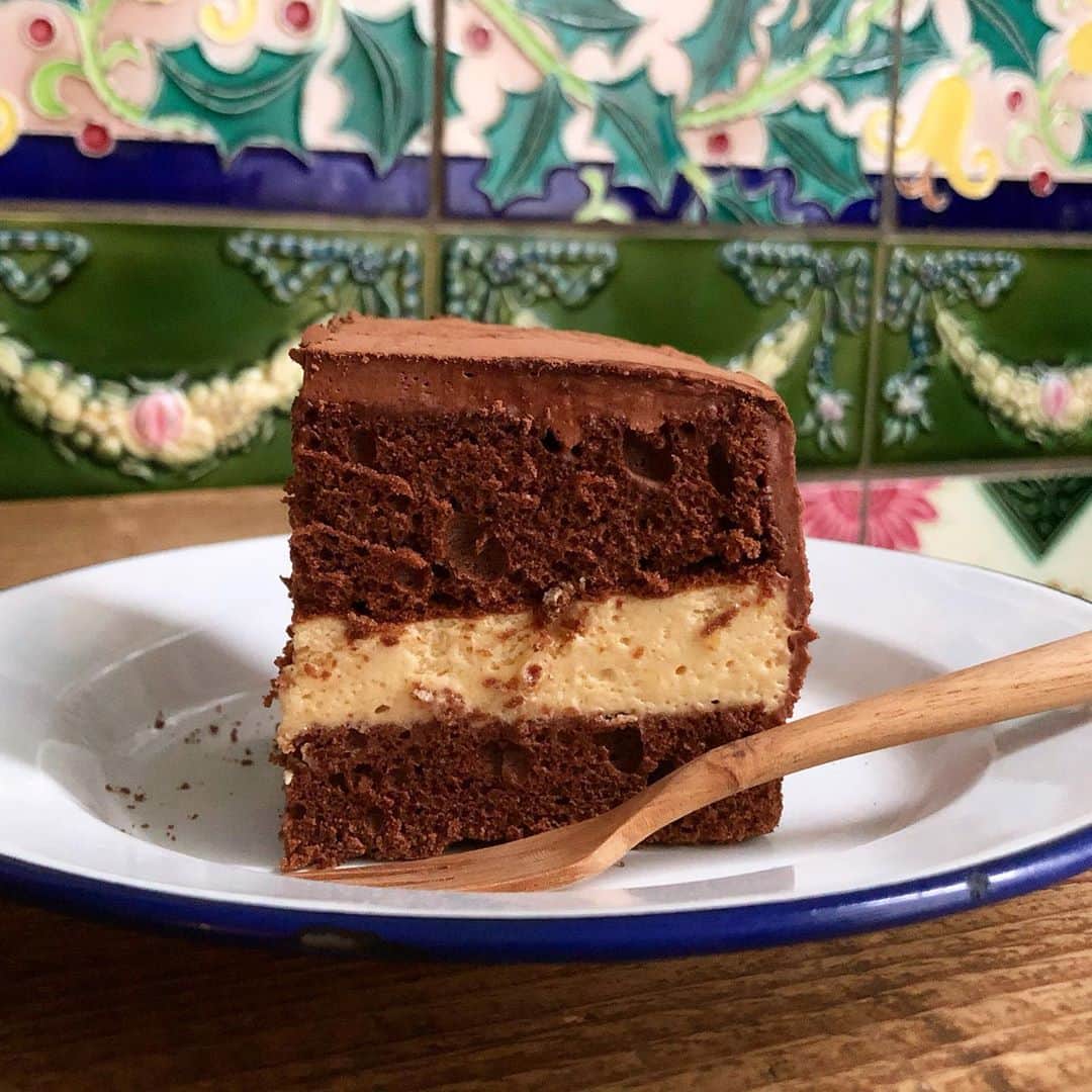CHIPPRUSONのインスタグラム：「チョコレートケーキにピーナツクリーム挟んでみた。ココアビスキュイにガナッシュ、ピーナツクリームにイタリアンメレンゲ入れてムース仕立てにした。ガナッシュぼそぼそだし思うように仕上がらなかった。。ケーキって難しいね…」