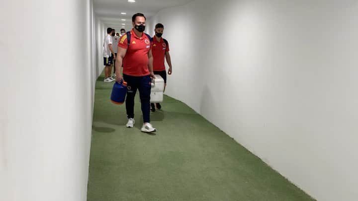 サッカー コロンビア代表チームのインスタグラム：「Ya estamos en el estadio para nuestro juego ante @FVF_Oficial 🇨🇴💪🏼⚽️  #VamosColombia」