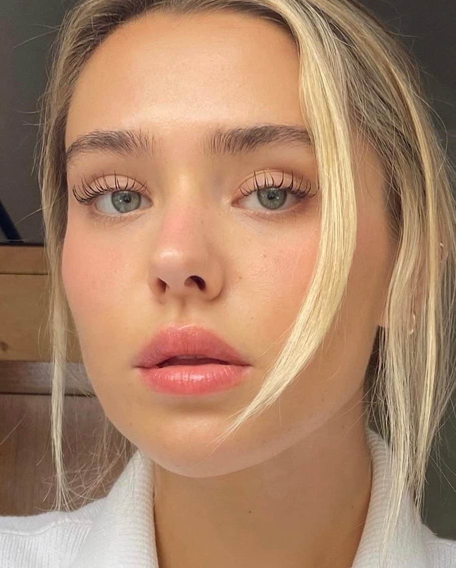 Glossierさんのインスタグラム写真 - (GlossierInstagram)「Natalia wears a full face of Glossier✨ Wild Fig Balm Dotcom, Futuredew, Lash Slick, Niteshine in Platinum Rose, Perfecting Skin Tint + Stretch Concealer in G9, Cloud Paint in Puff and Boy Brow in Brown ✨✨」10月10日 7時02分 - glossier