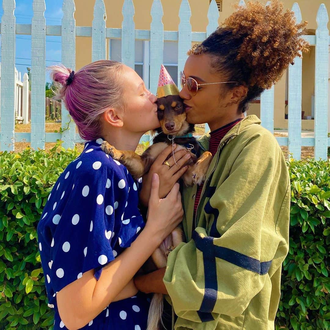 メイジー・リチャードソン・セラーズのインスタグラム：「Our first born turns 1 today! ✨🥳 Thank you @hitlivingfoundation for rescuing her, we couldn’t be more obsessed 💘」