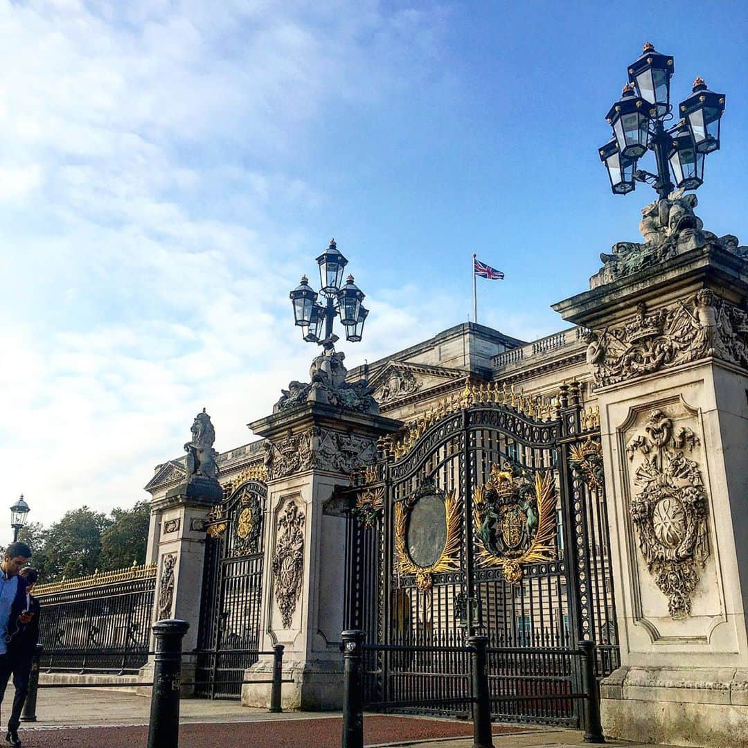 渡辺枝里子さんのインスタグラム写真 - (渡辺枝里子Instagram)「【バッキンガム宮殿🇬🇧】  📍Buckingham Palace  朝のジョギングコース🏃‍♀️ 公園を抜けて宮殿前まで。  3月のコロナ禍以降、初めてバッキンガム宮殿で行われた外交の様子は日本でも報道されていたようですね☺️  キャサリン妃のブルーのドレスは素敵でした👗  バッキンガム宮殿は夏限定で入場可能で、それこそ大学の頃に見学したことがある思い出深い場所です。  たまたま宮殿前のガーデニングの様子や(👉動画へ)、馬車が通る様子が見られました☺️🌷  セントジェームズパークから顔を覗かせる宮殿と、2300トンの大理石で作られている金色の クィーンビクトリア記念碑の眺め。  天気の良い朝のジョギングにはとても清々しい気持ちにさせてくれます☺️  それにしてもロンドンも寒くなったなぁ🧥⛄️  (ちなみにクィーンビクトリア記念碑は、ビクトリア朝の女王であり、その在位期間は64年と歴代イギリス国王の中でも最長なんだとか🧐) * * * * * #london #londondiaries #londonlife #uk #londonphotography  #londonphoto  #morning #queenvictoriamemorial #garden #buckinghampalace  #ロンドン　#イギリス　#ロンドン日記　#ロンドンライフ　#海外生活 #海外　#ロンドンフォト #風景　#ロンドン写真 #バッキンガム宮殿　#クィーンビクトリア記念碑 #ジョギング　#朝 #渡辺枝里子」10月10日 7時03分 - eriko_watanabe_21